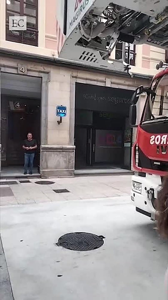Los bomberos sofocan un incendio en la calle Caveda en Oviedo