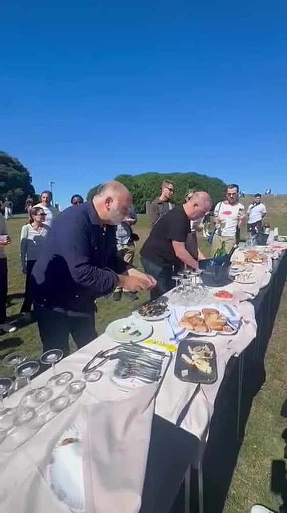 El chef José Andrés pone mesa y mantel a las fiestas de Cimavilla, en Gijón