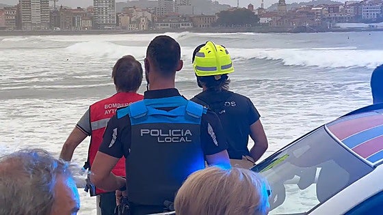 Las imágenes del rescate a varios surfistas que fueron arrastrados por la corriente