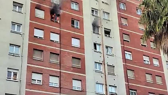 Incendio en un piso de Gijón: cuatro intoxicados y un perro rescatado