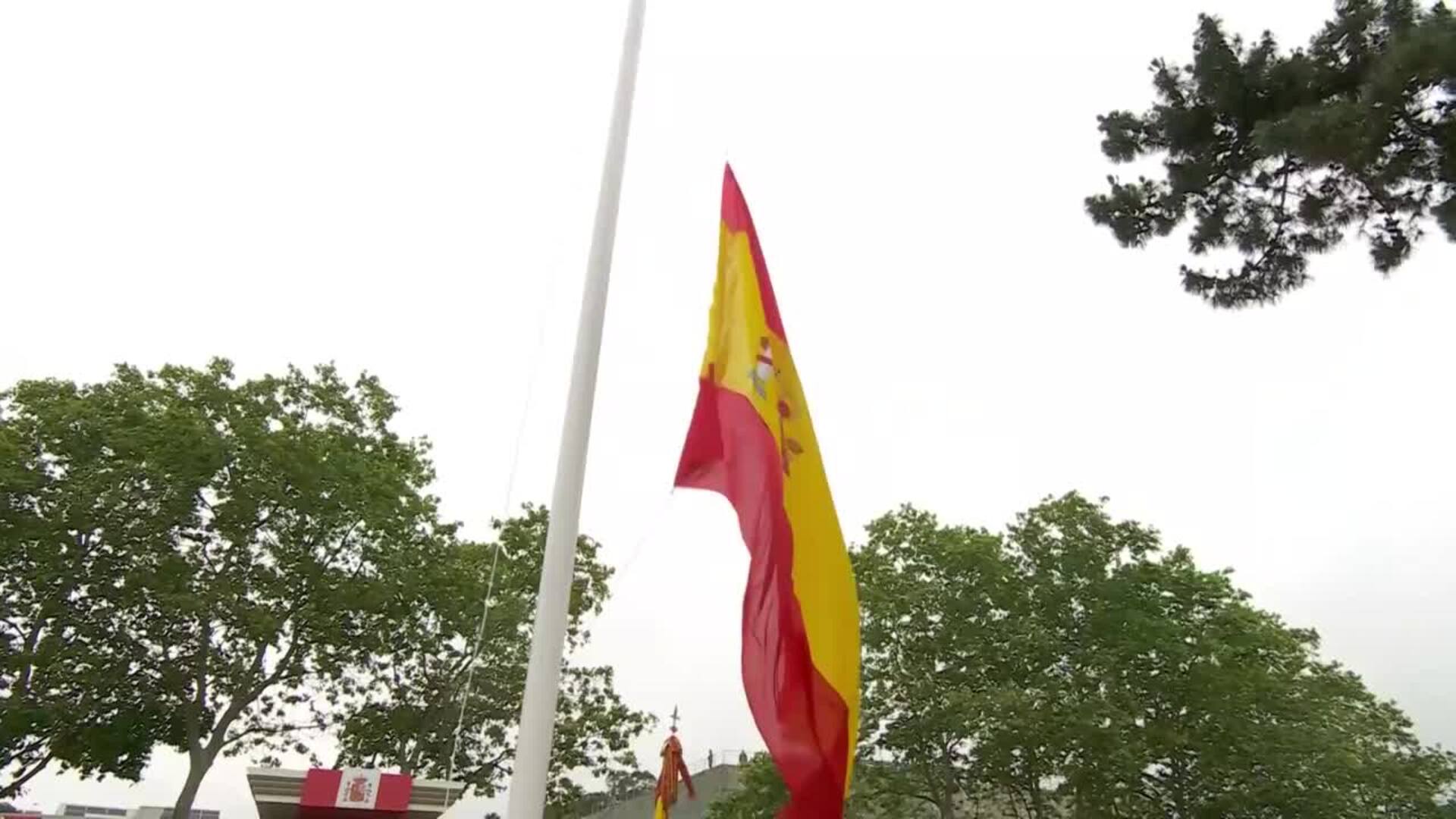La bandera de España cae al suelo durante el izado en el Día de las Fuerzas Armadas en Vigo
