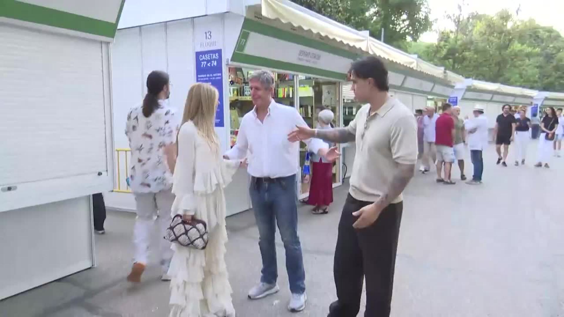 Carlo Costanzia padre arropa a su nuera, Alejandra Rubio, en la Feria del Libro