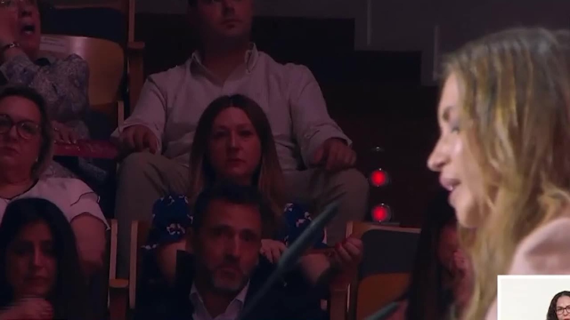 Una emocionada Sara Carbonero brinda su Medalla de Oro a la memoria de su madre