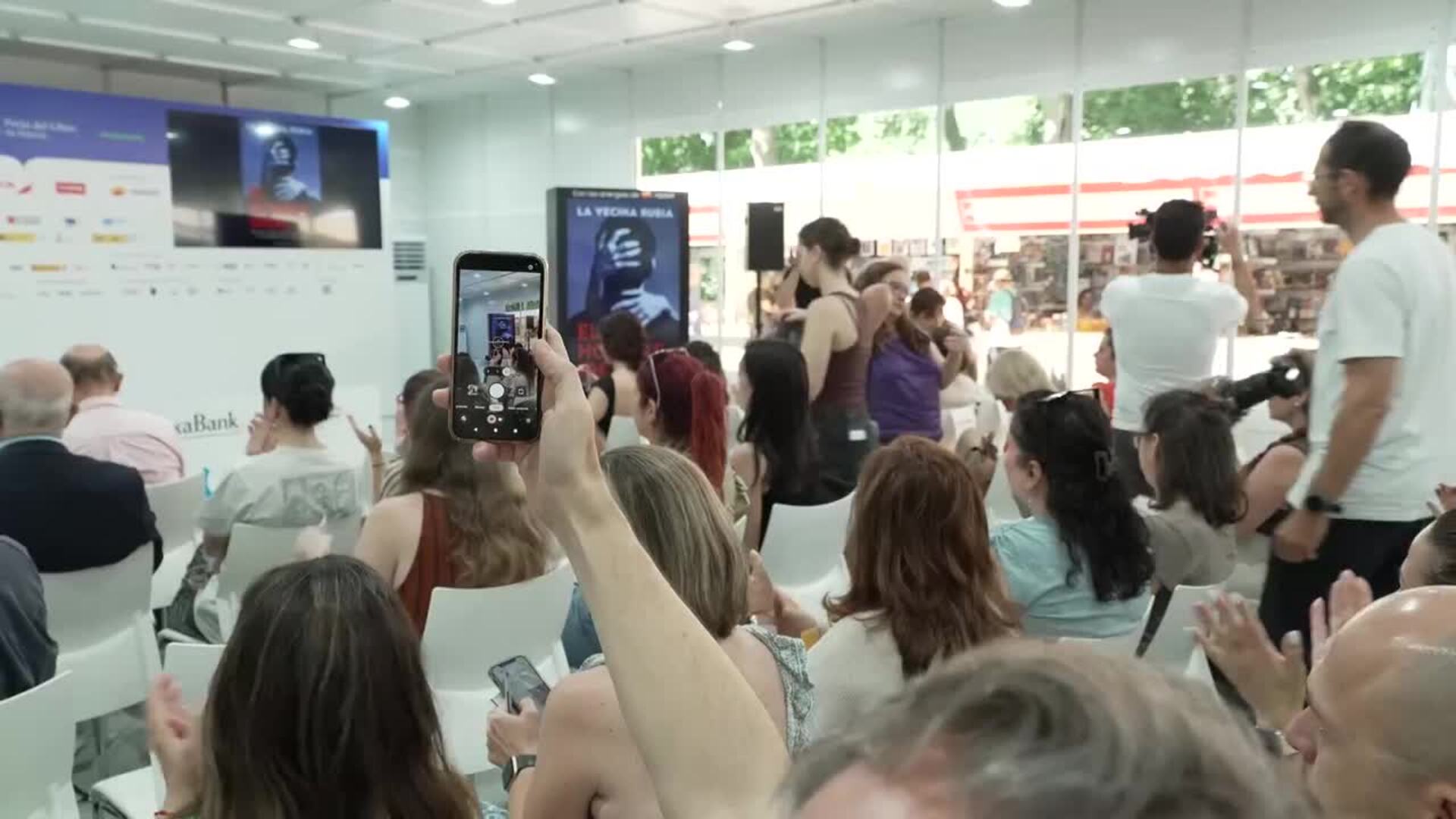 Se desvela la portada de la nueva novela de la Vecina Rubia en la Feria del Libro