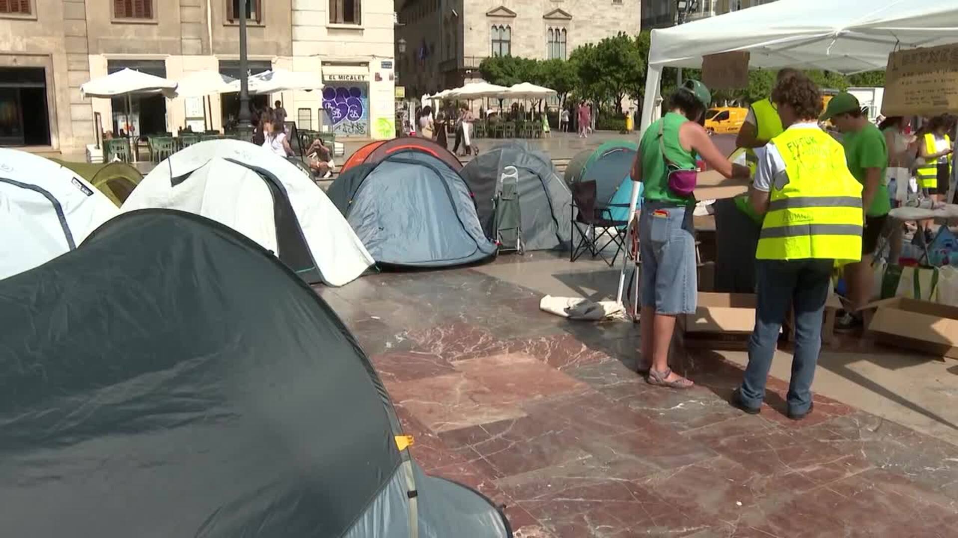 Docentes acampados en València no quieren "migajas" y piden no "olvidarse del alumnado"