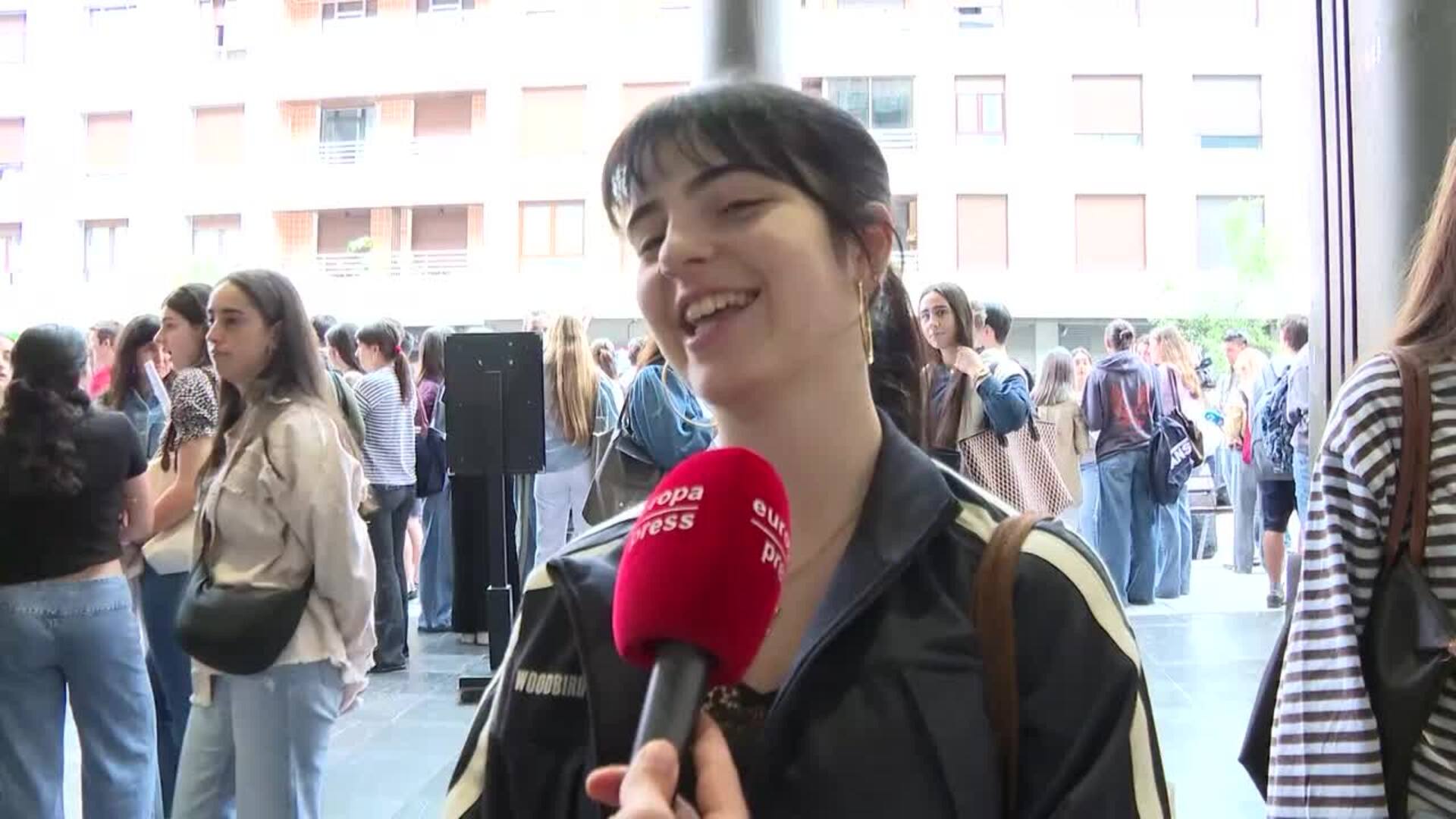 Nervios, "tilas" y móviles lejos: Arranca la PAU en Euskadi, Valencia y Galicia