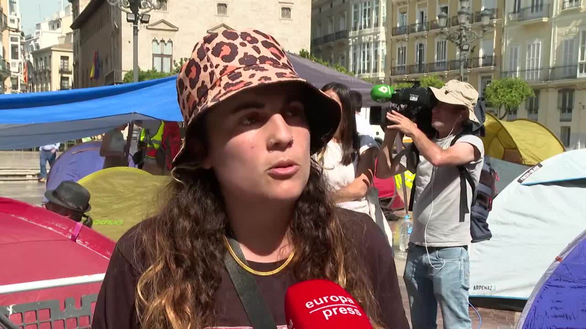 Profesores valencianos acampan en la plaza de la Virgen esperando un acuerdo con Educación
