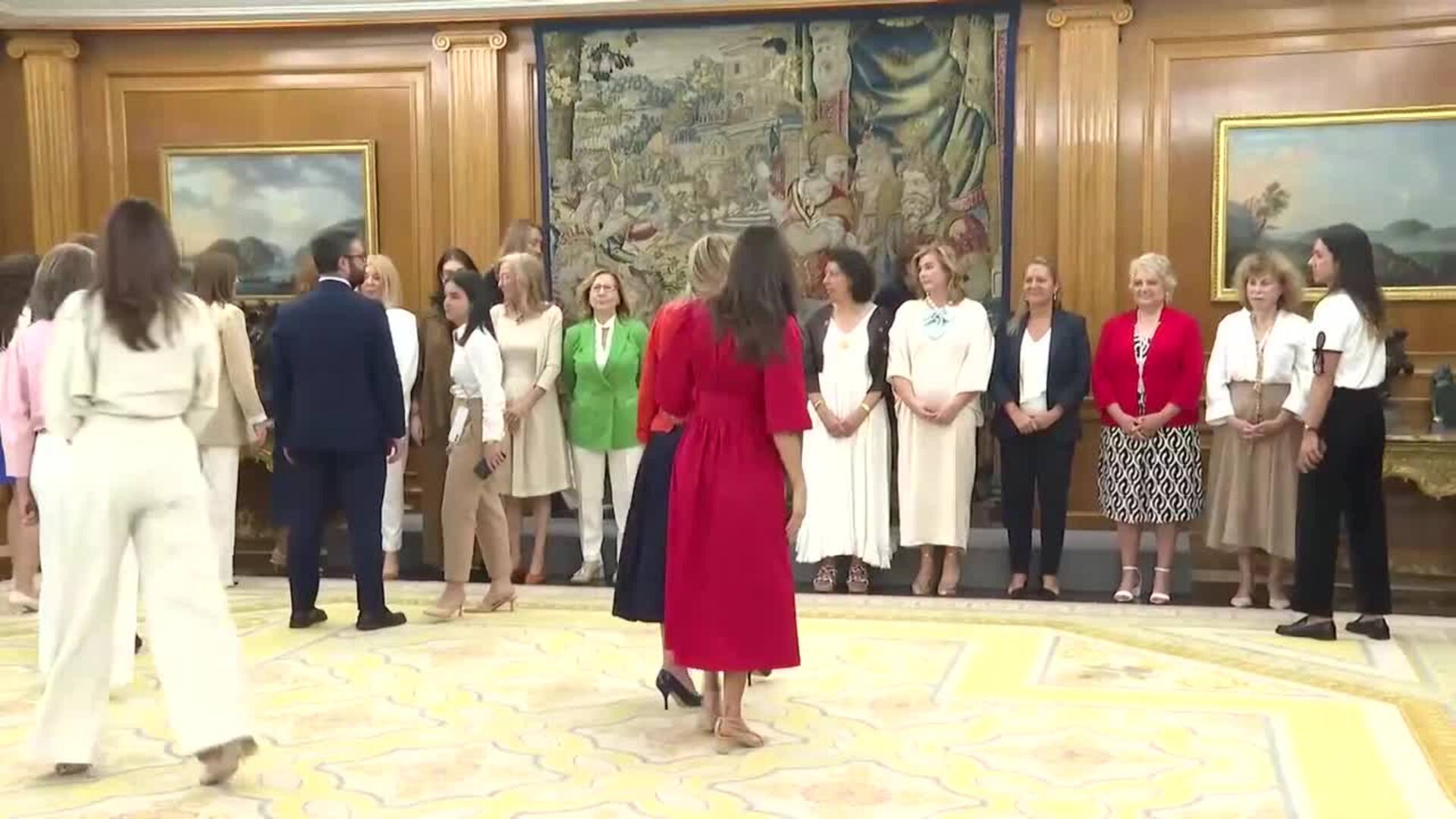 La Reina Letizia impacta con un vestido de estreno rojo vibrante con fajín y maxi lazada