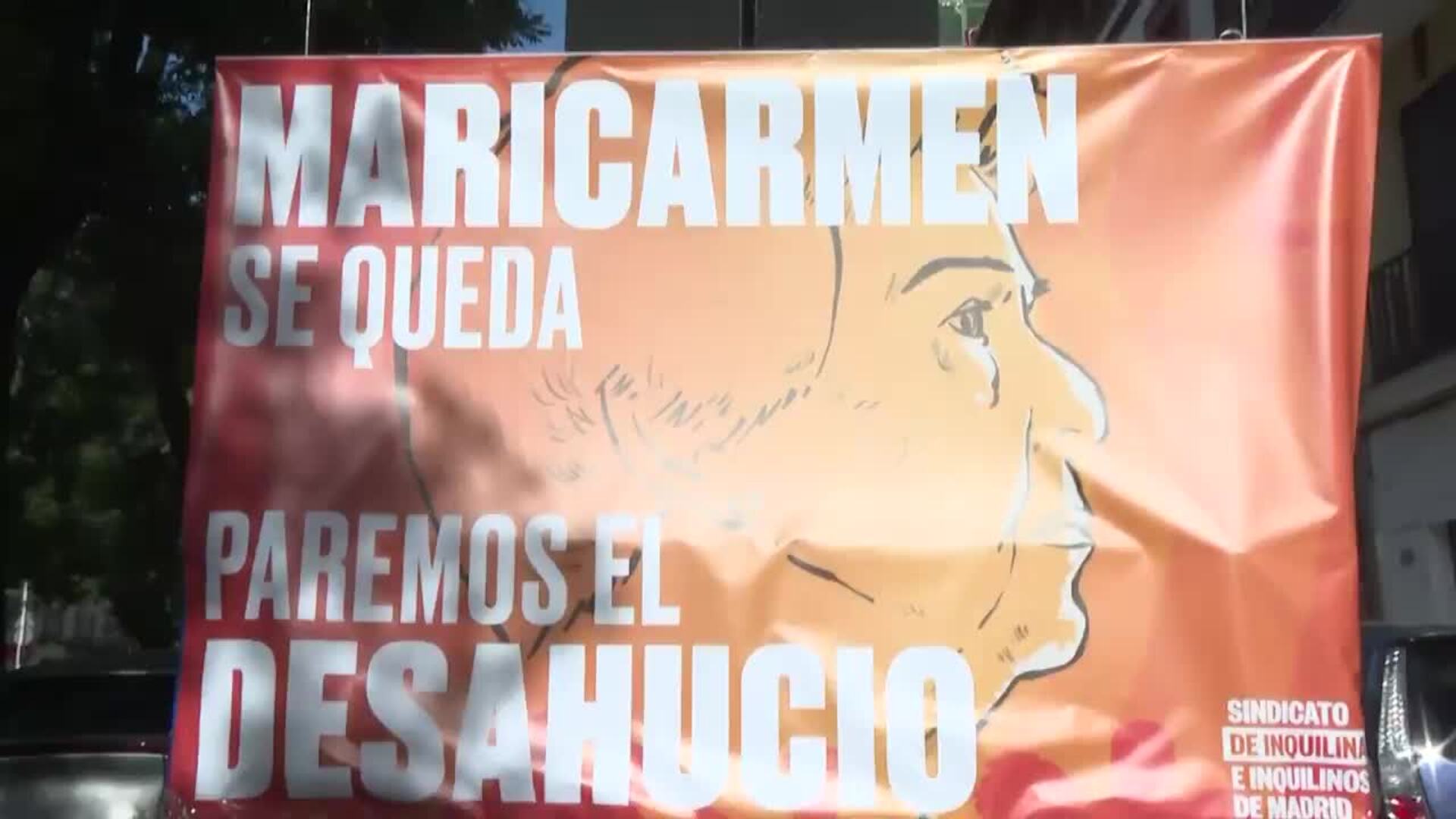 Vecinos del distrito de Retiro (Madrid) protestan en contra del desahucio de Mari Carmen