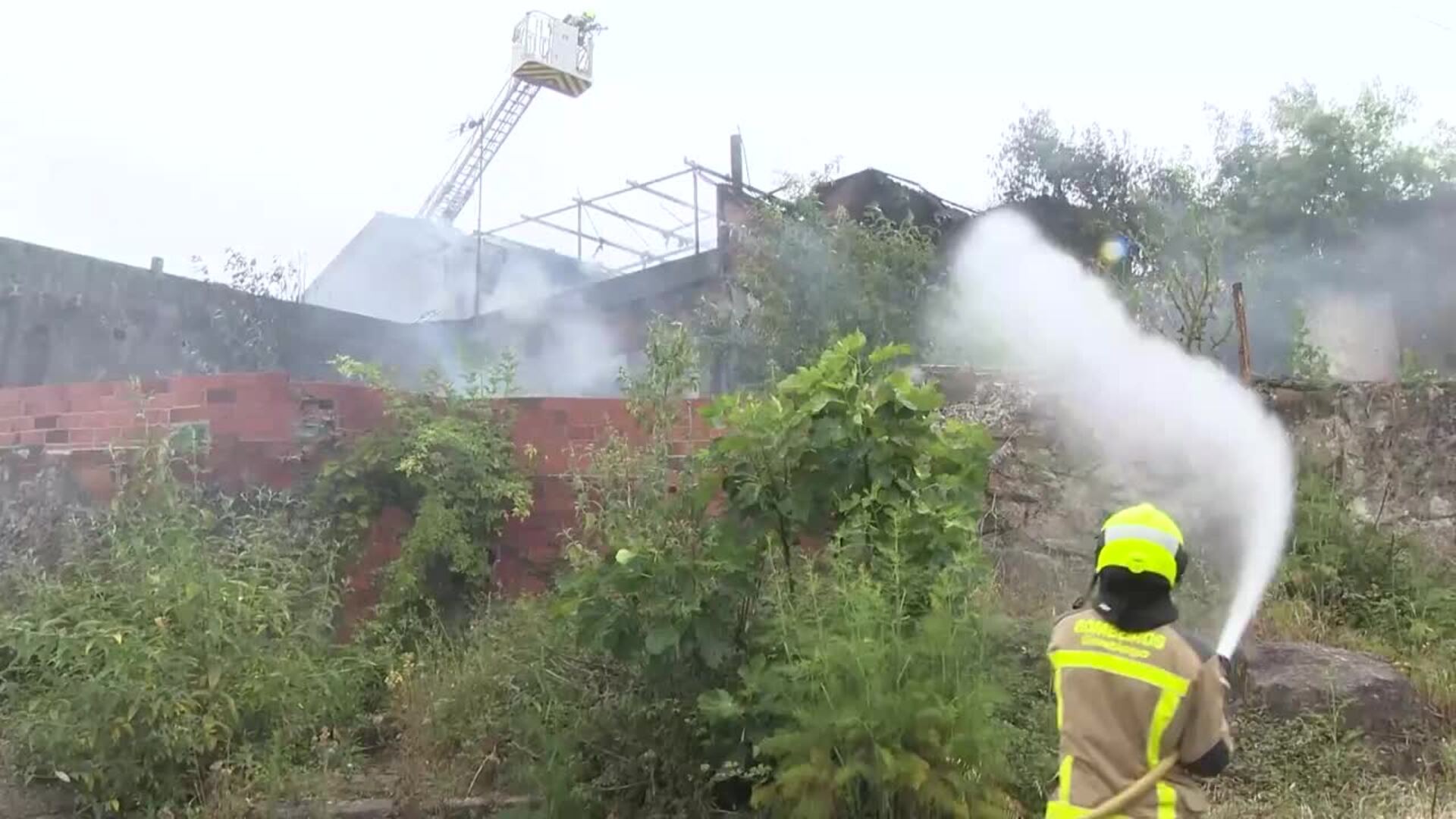 Un incendio afecta a una vivienda ocupada en Santiago y obliga a desalojar un colegio próximo