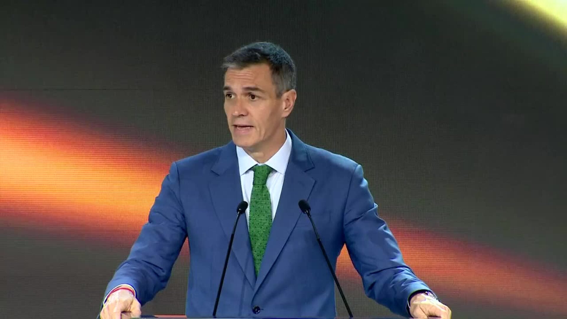 Sánchez celebra una España "a la vanguardia" de la movilidad eléctrica con el Cupra Raval