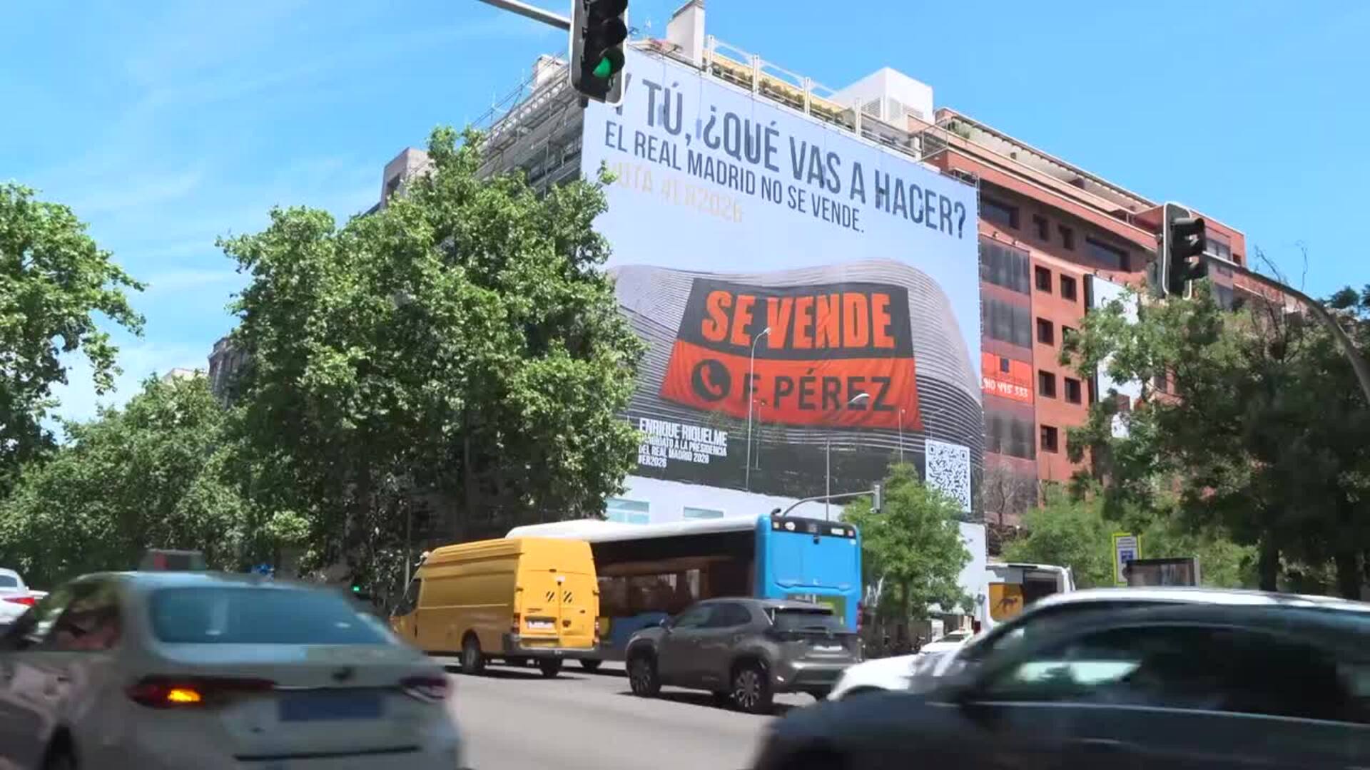 Enrique Riquelme despliega una lona en Madrid: "El Real Madrid no se vende"