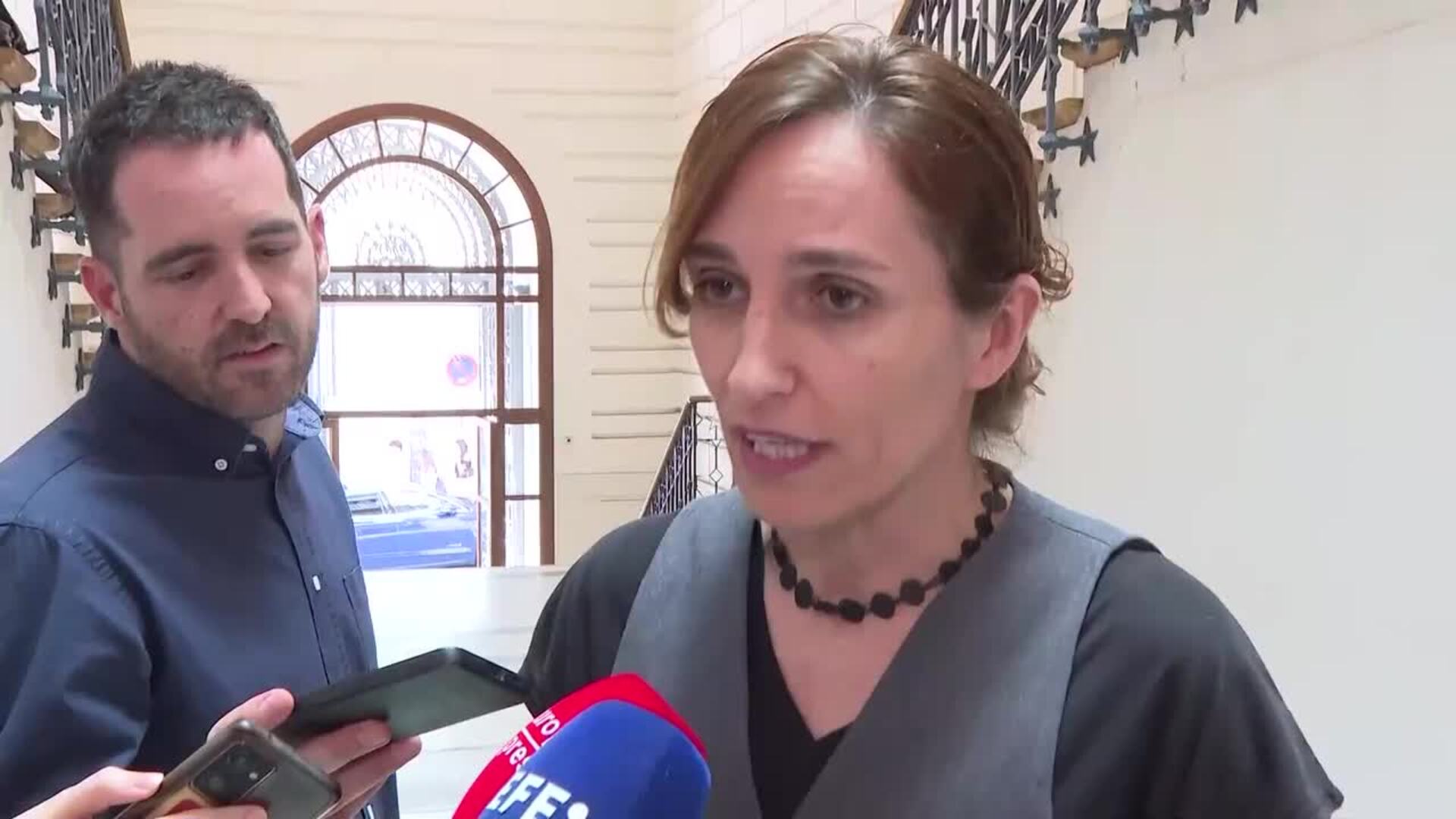 Mónica García reprocha a Ayuso los recortes y privatización