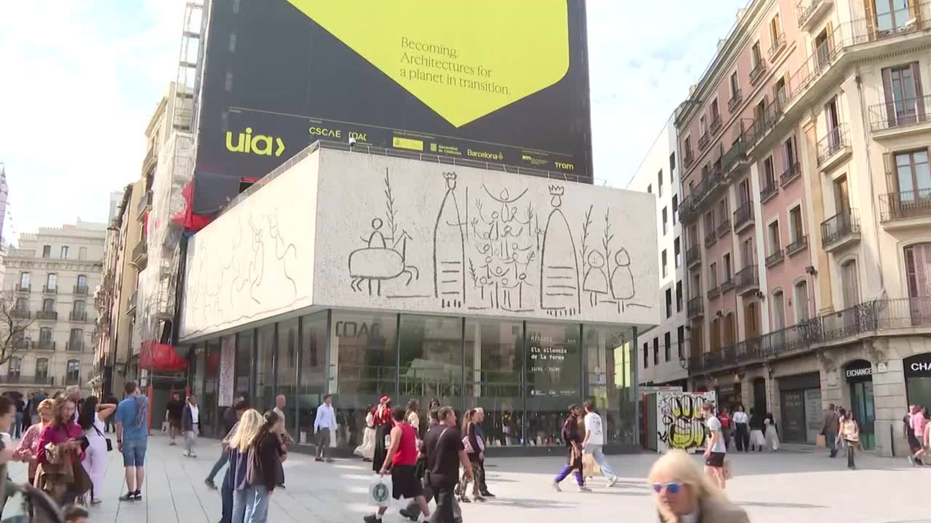 Barcelona empieza a desplegar vallas por las inmediaciones de los lugares de la visita del papa