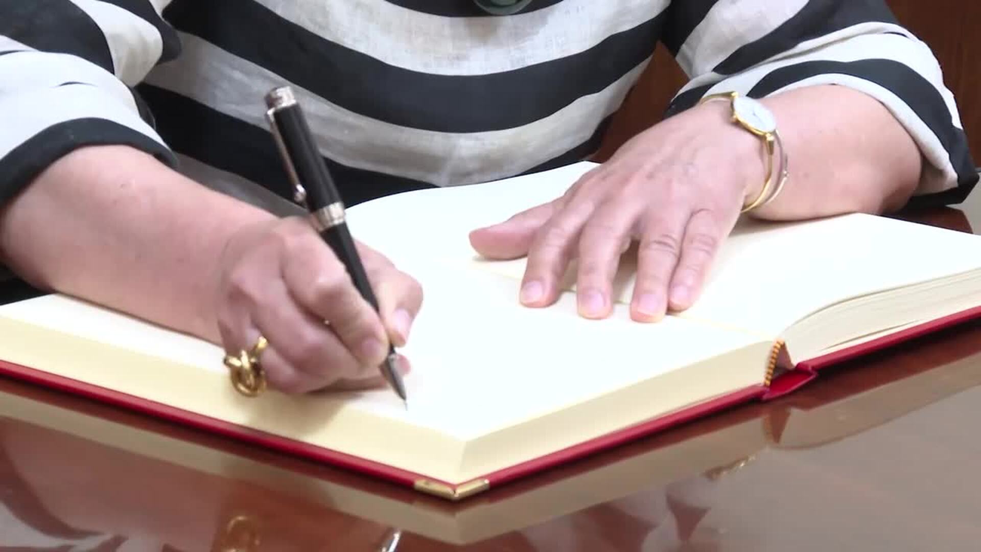 Carmen Calvo firma el libro de honor del Ayuntamiento de Mérida