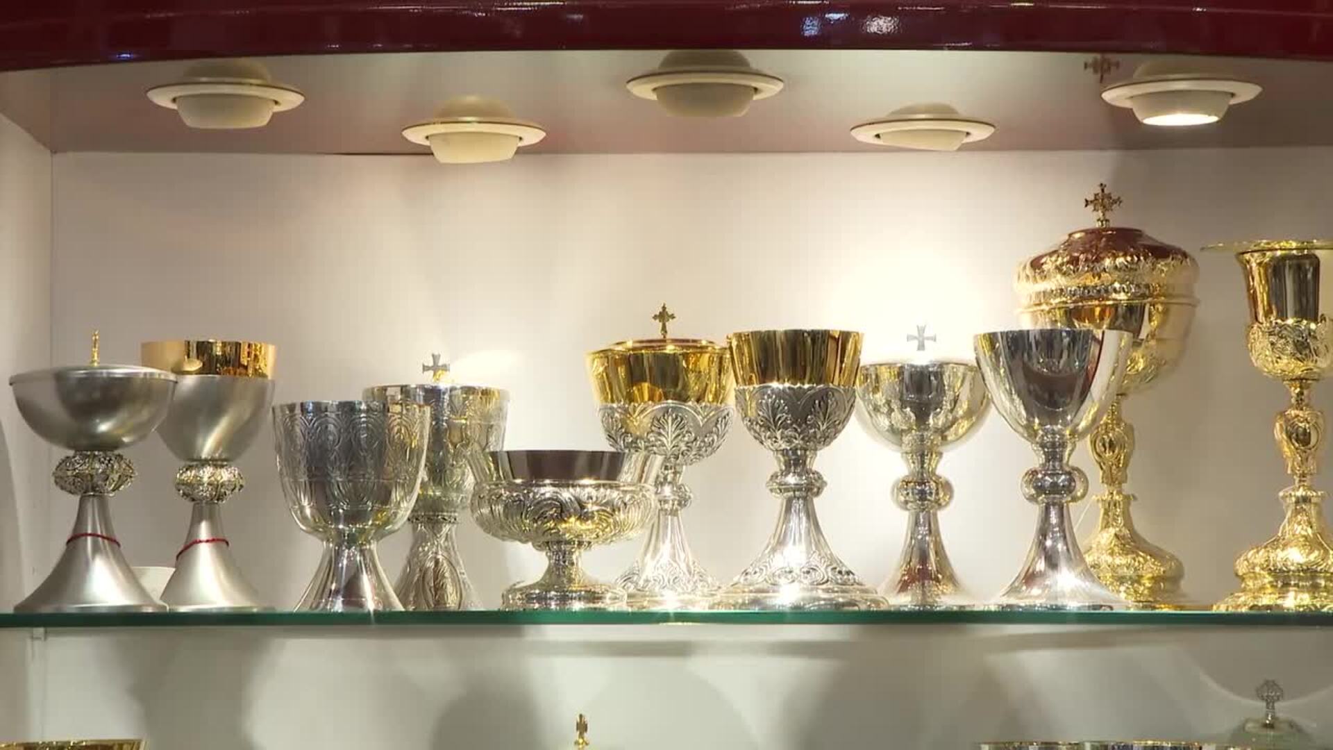 Tienda de artículos religiosos ofrece todo tipo de recuerdos ante la visita del Papa a Madrid