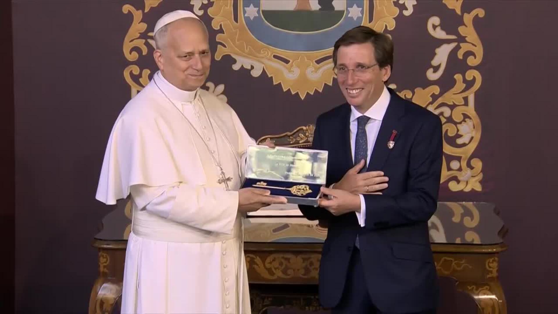 Almeida hace entrega al Papa de la Llave de Oro de Madrid antes de la masiva misa