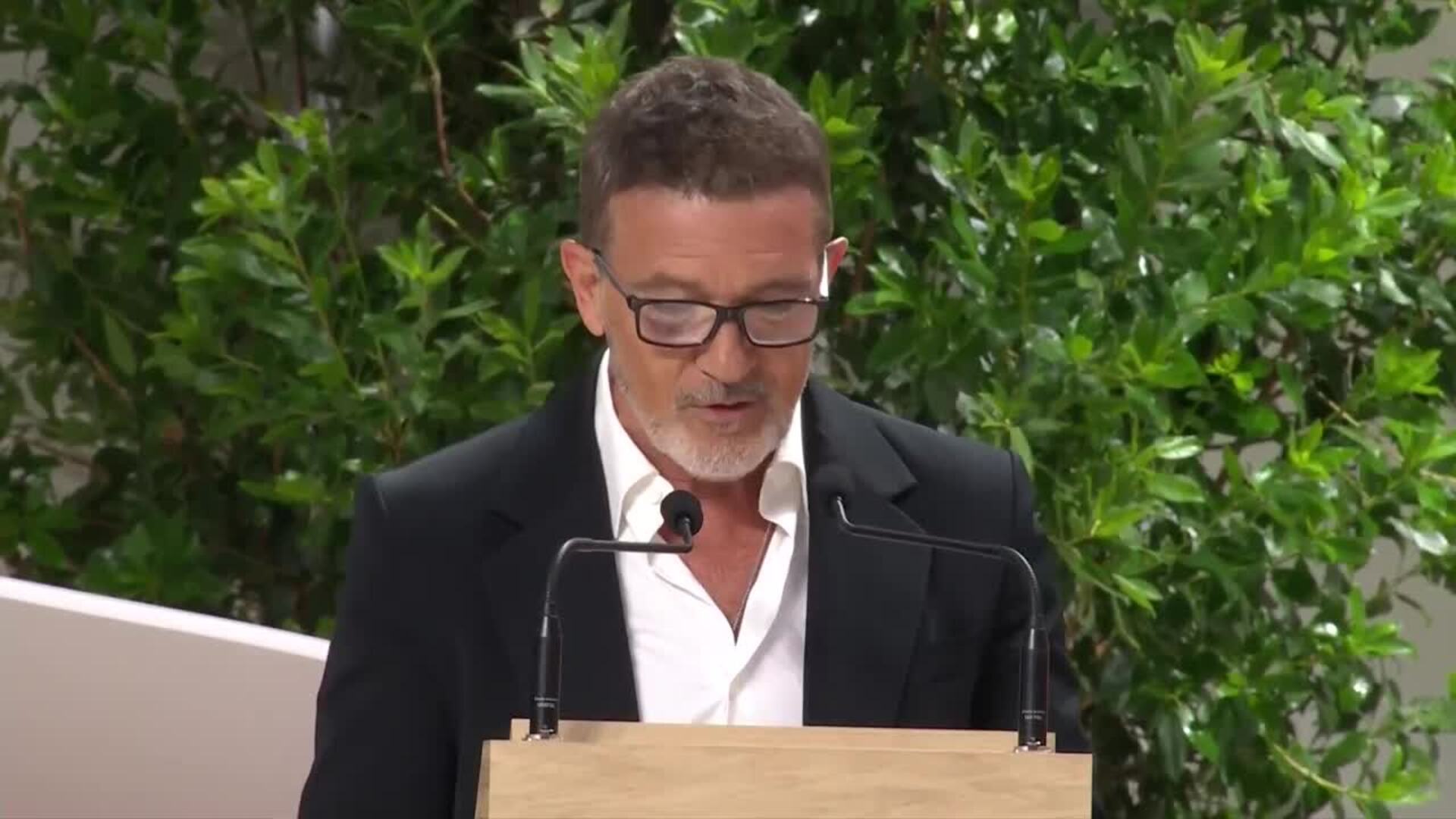 Banderas pone en valor ante el Papa la Semana Santa de Málaga y reivindica el arte