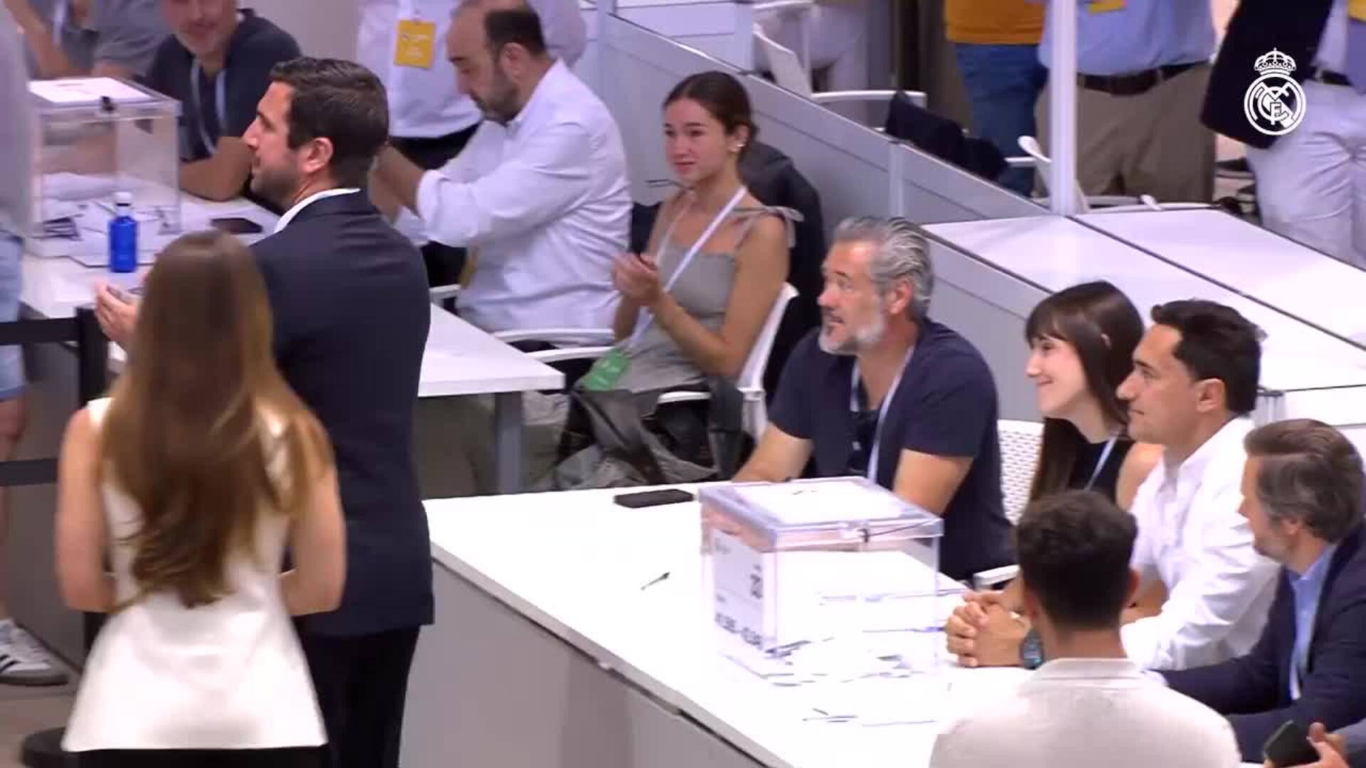 Enrique Riquelme ejerce su derecho al voto en Valdebebas