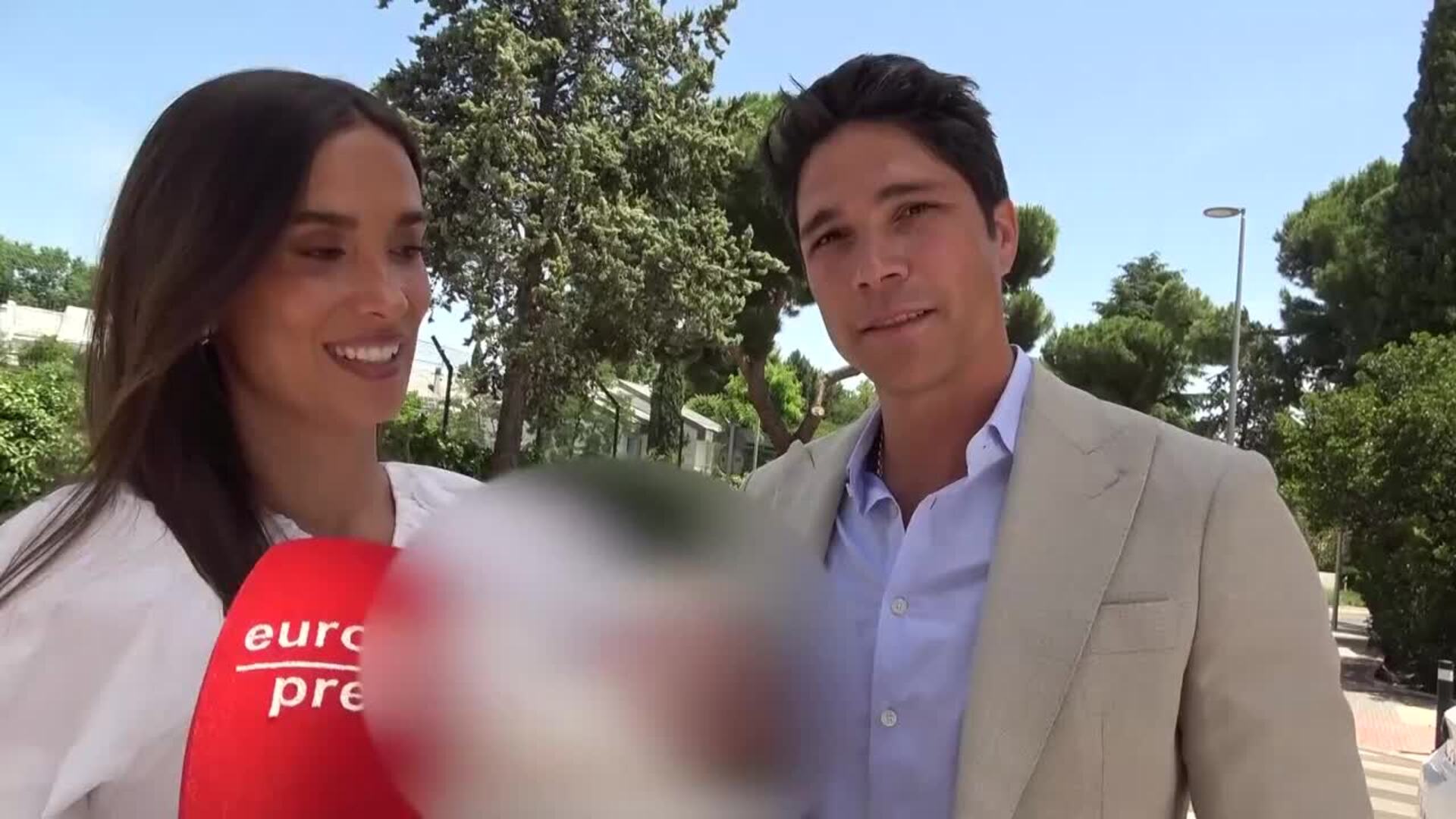 María Pombo y Pablo Castellano muy emocionados por el bautizo de su hija