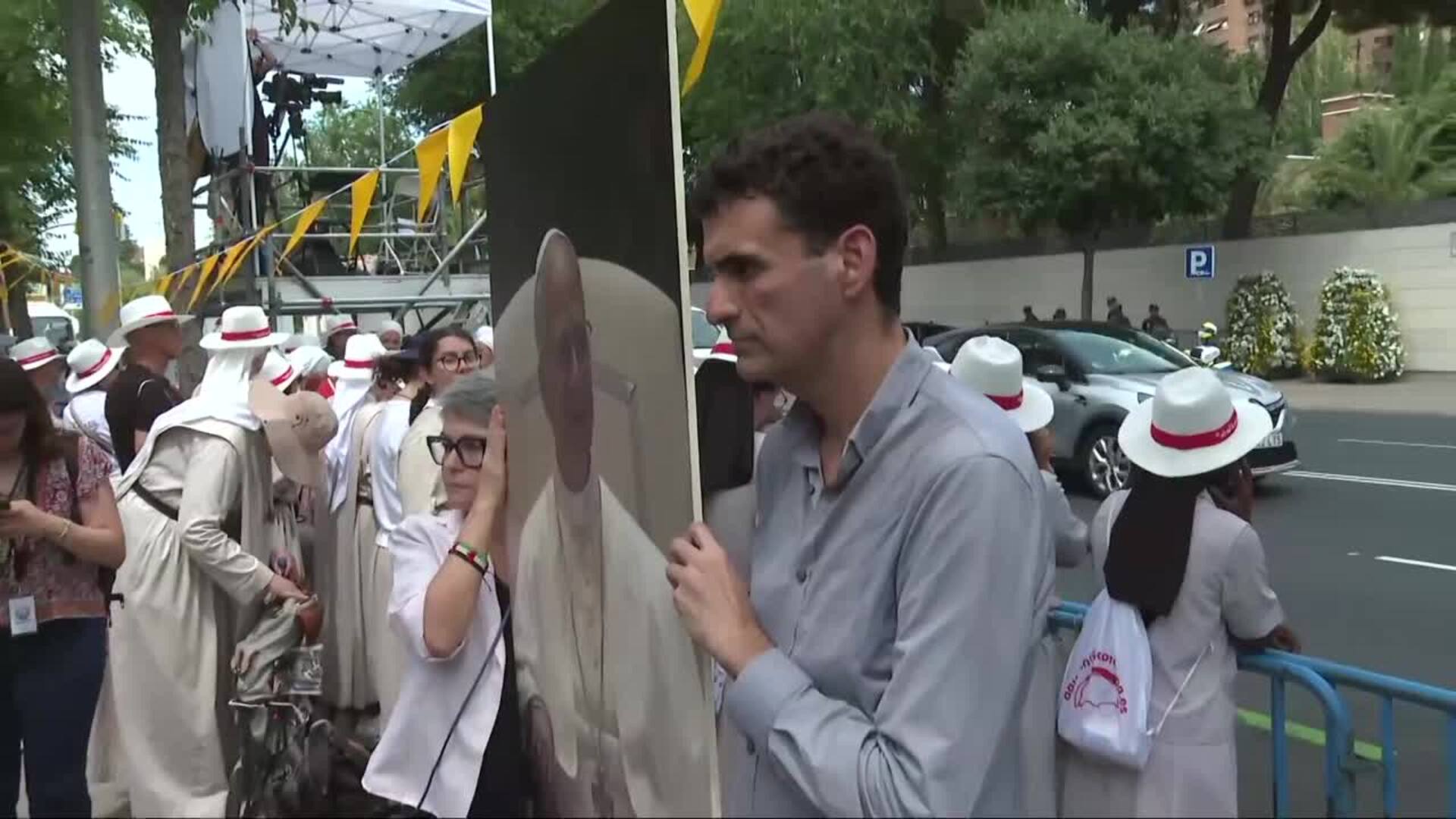 El Papa se cita con víctimas de abusos en Madrid y afronta críticas por excluir a "activistas"