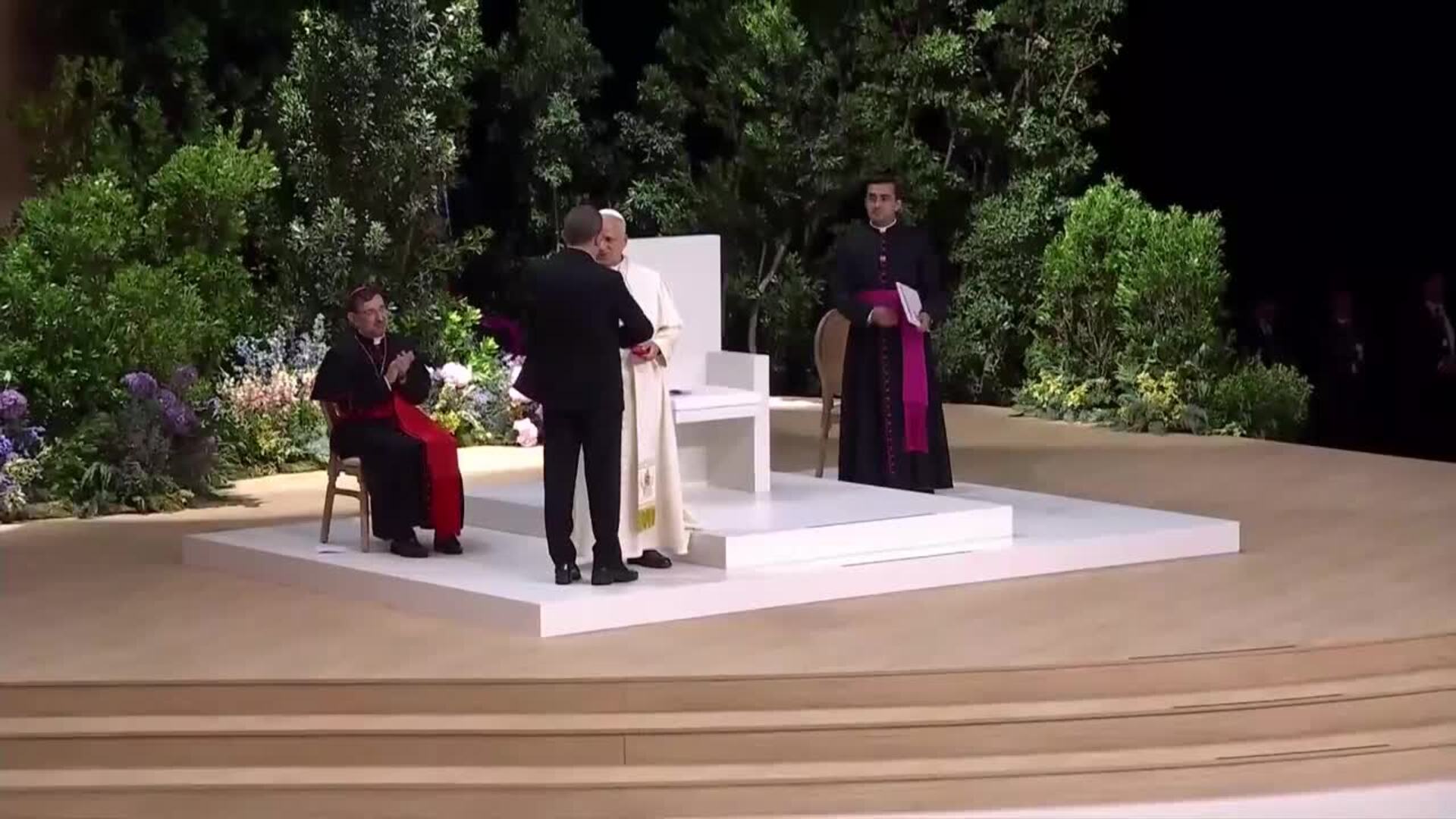 El saludo entre Antonio Banderas y el Papa León XIV