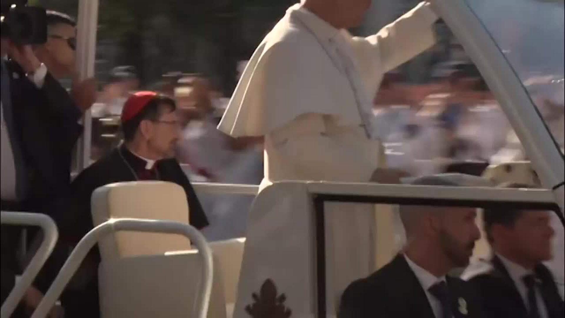 León XIV vuelve a ser aclamado por los madrileños en su tercer recorrido en papamóvil