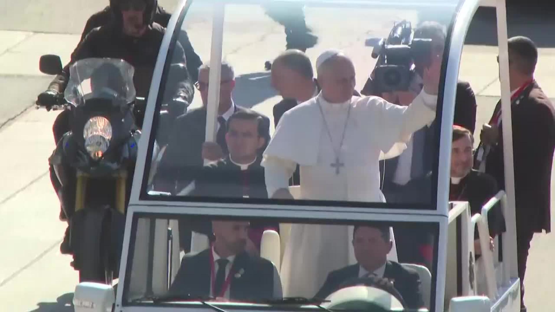 León XIV se dirige al Santiago Bernabéu tras su visita a la Almudena