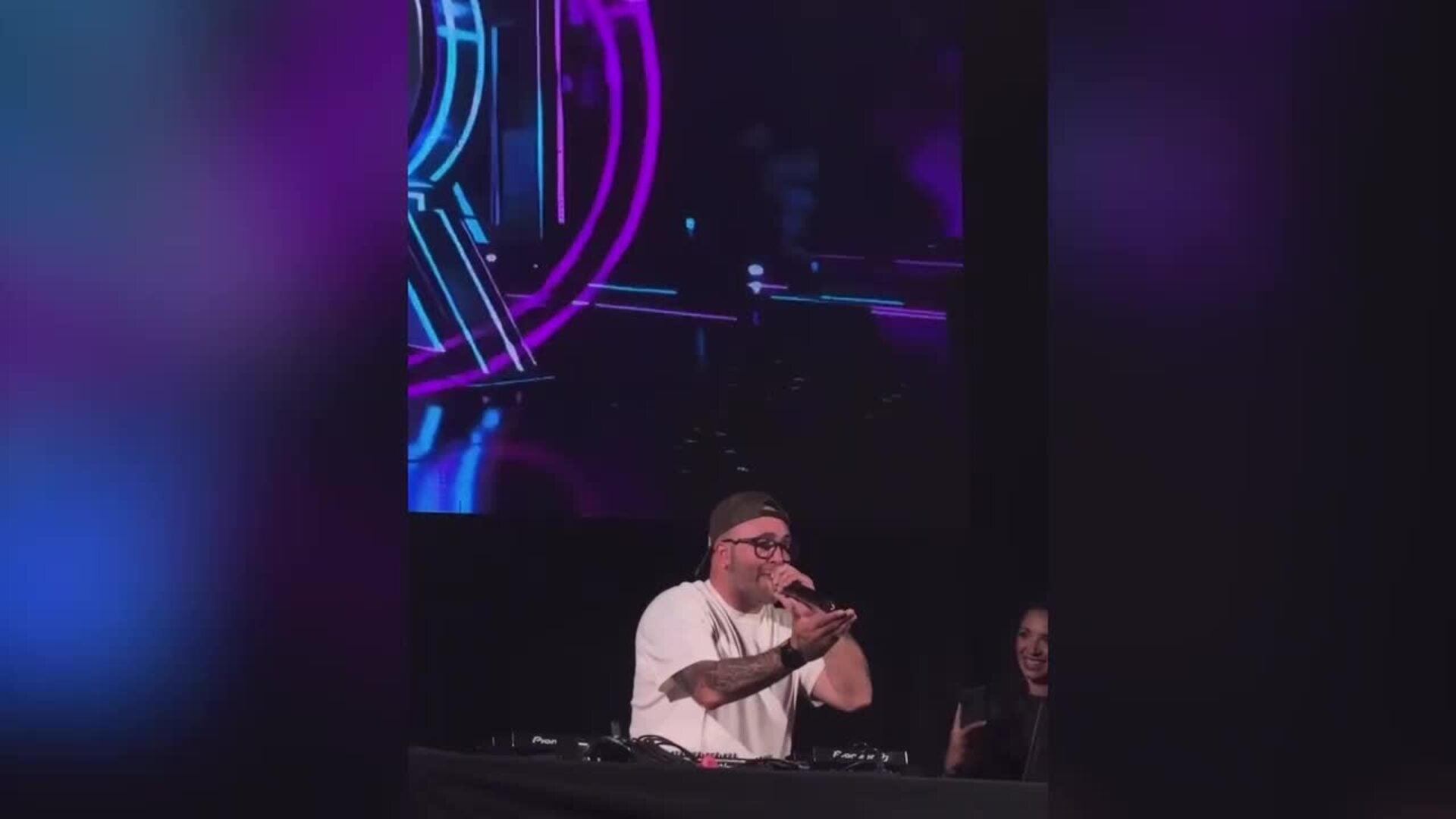 Kiko Rivera estalla ante las críticas y se enfrenta a un fan en pleno concierto