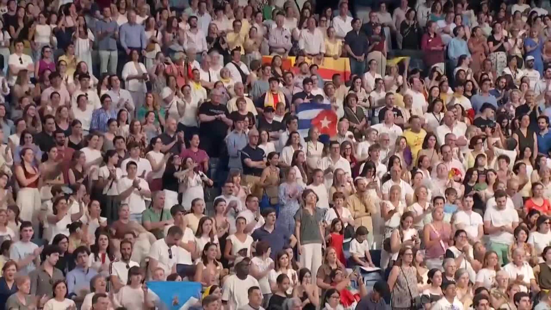 El Papa León XIV, aclamado por 80.000 personas en el Santiago Bernabéu