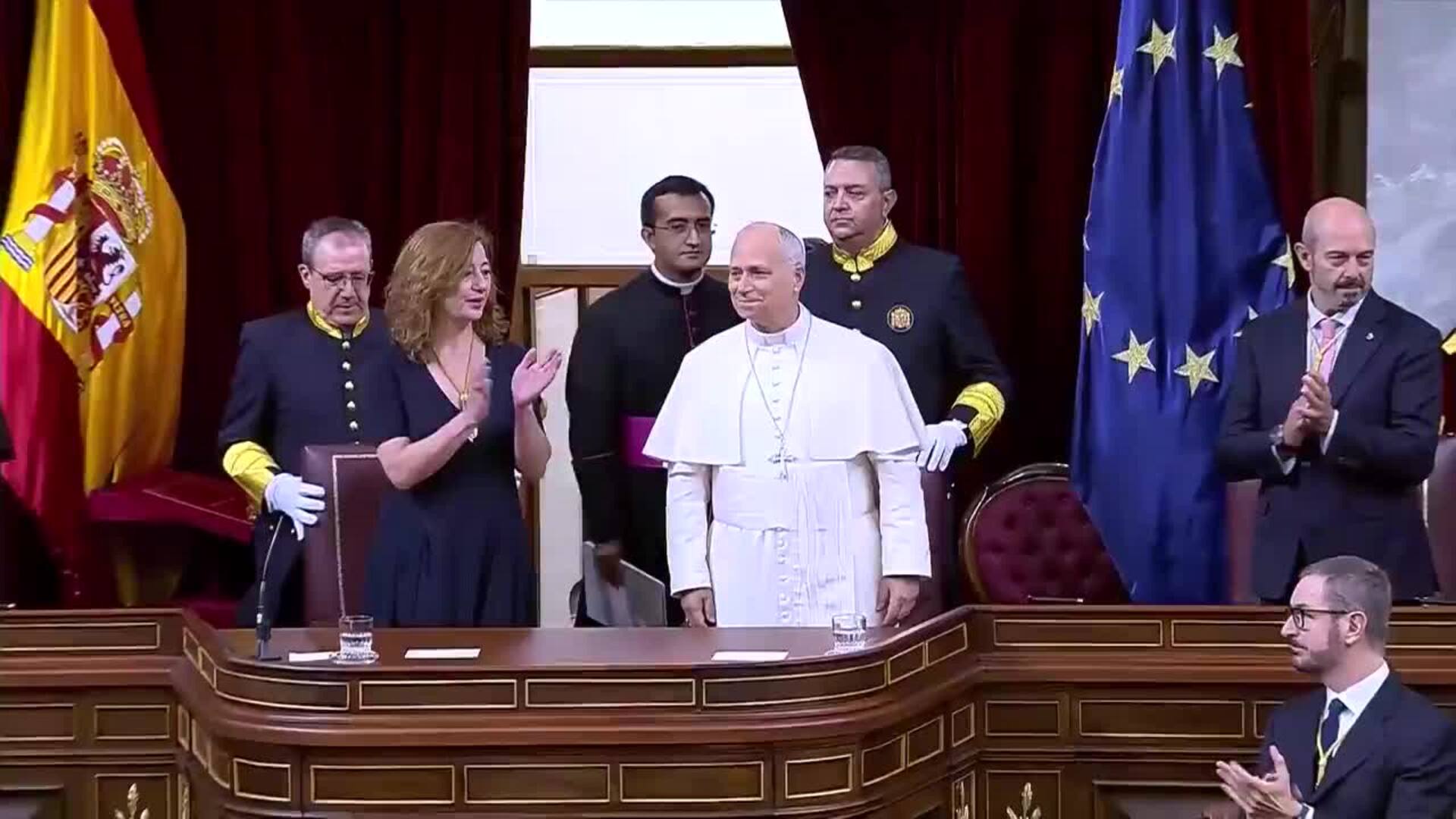 El Papa es recibido con una gran ovación a su entrada al Congreso de los Diputados