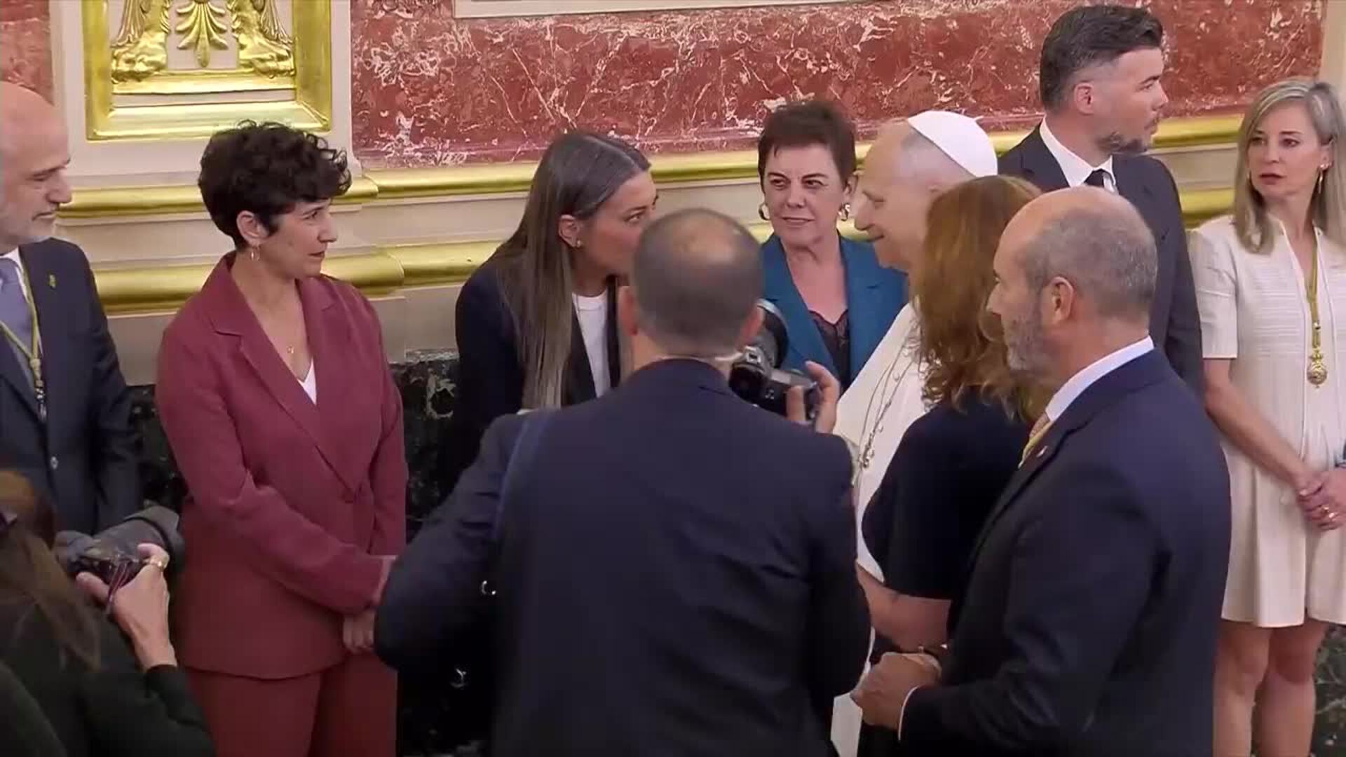 El Papa saluda a Feijóo, Abascal y portavoces parlamentarios durante su visita al Congreso