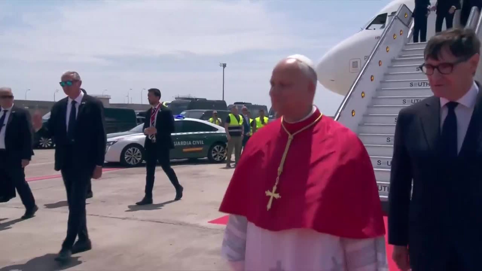 Illa, España, Rull y Collboni reciben a León XIV en el Aeropuerto de Barcelona