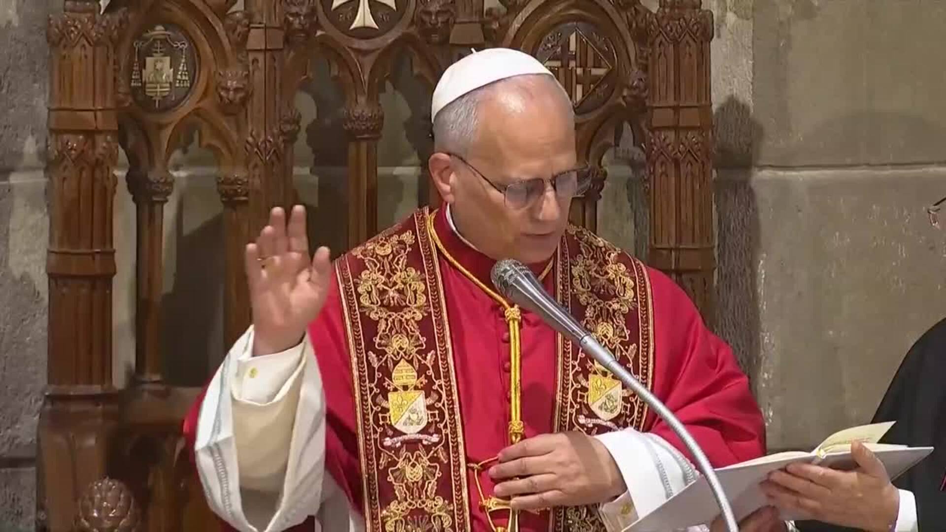El Papa, entre gritos y aplausos, celebra una homilía en la Catedral de Barcelona