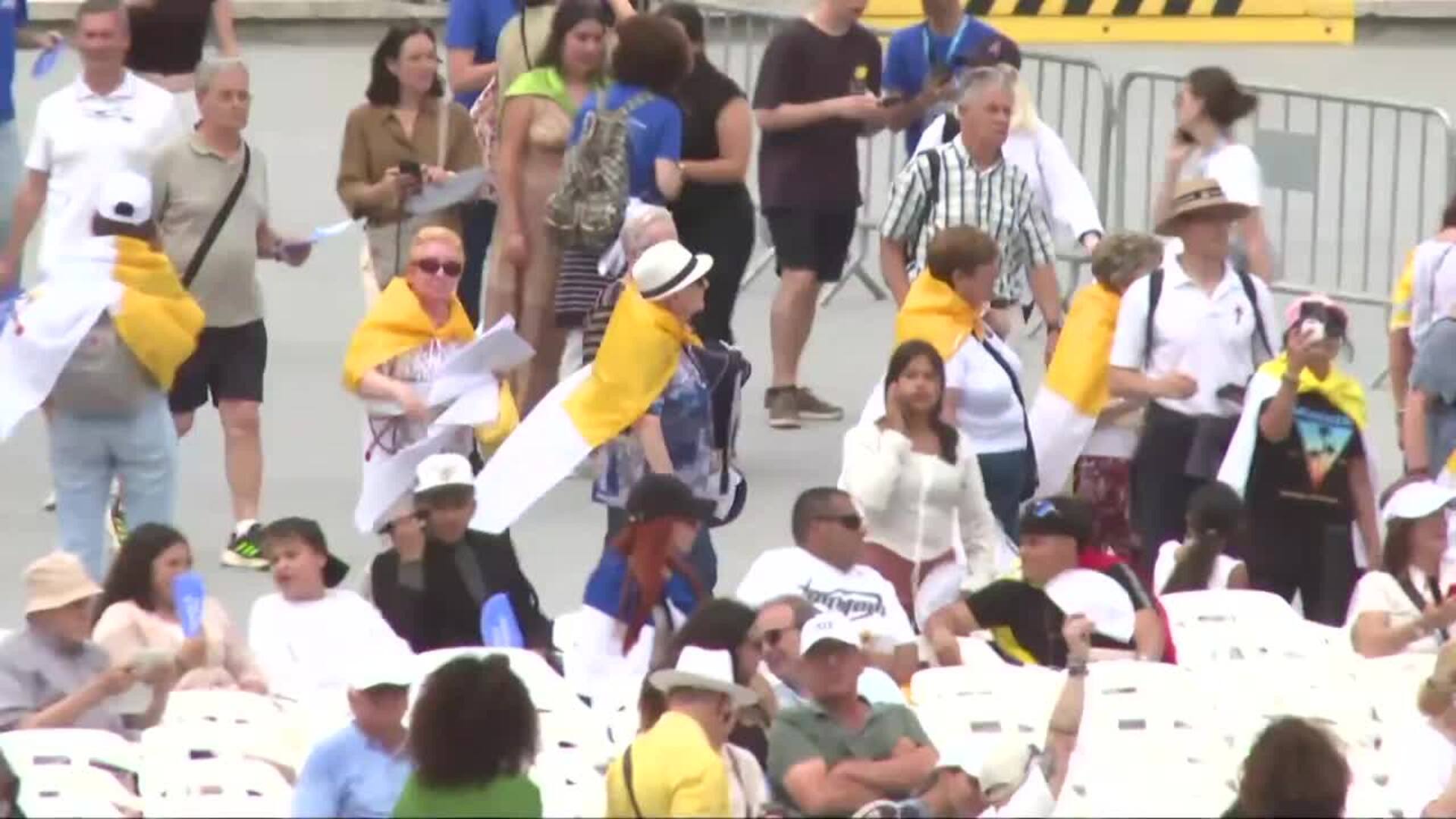 Los primeros asistentes entran al Estadi Olímpic para la Vigilia de oración del Papa León XIV