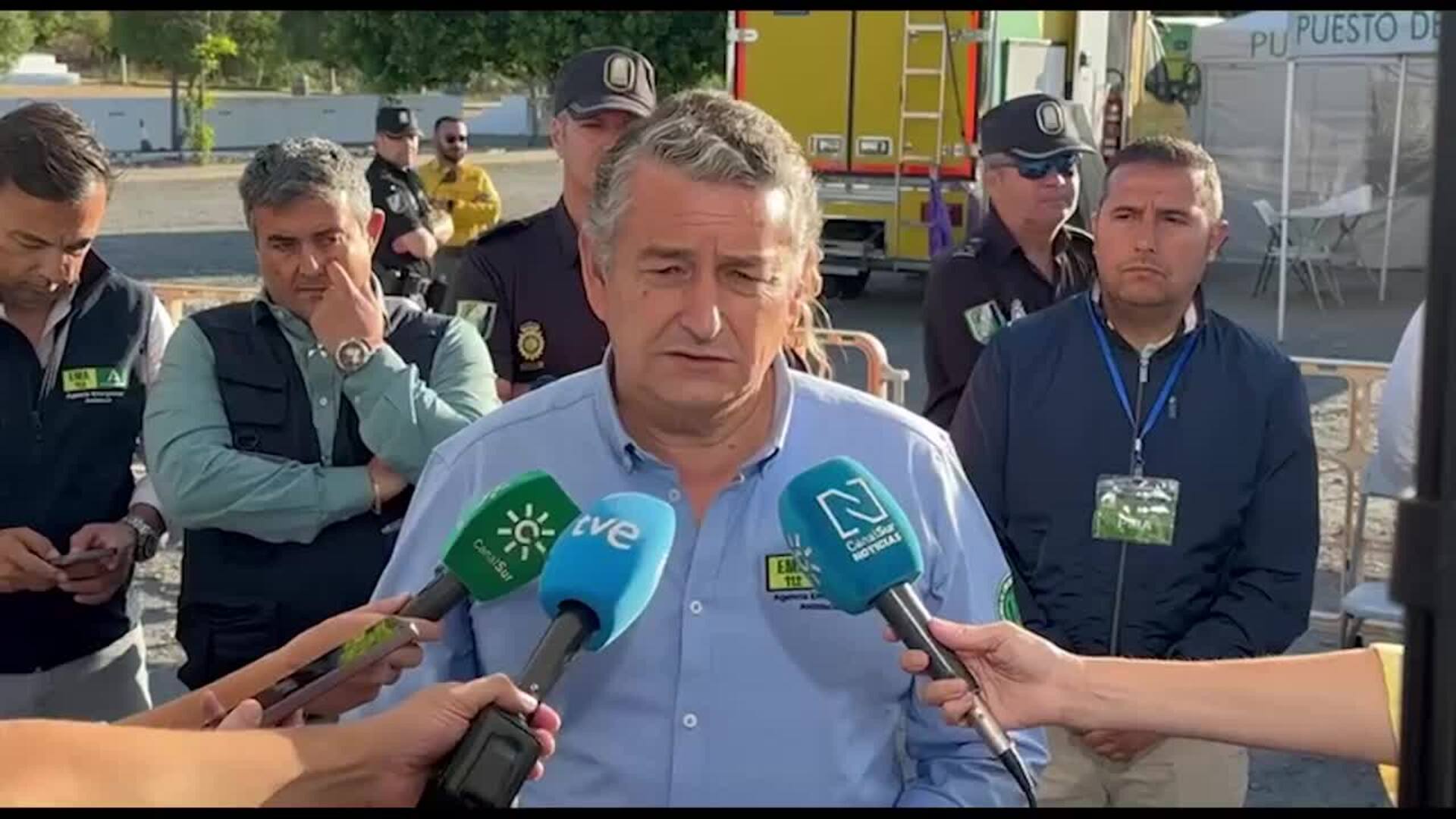 Más de 400 bomberos luchan contra el incendio de Castillejos ante un posible cambio de viento.