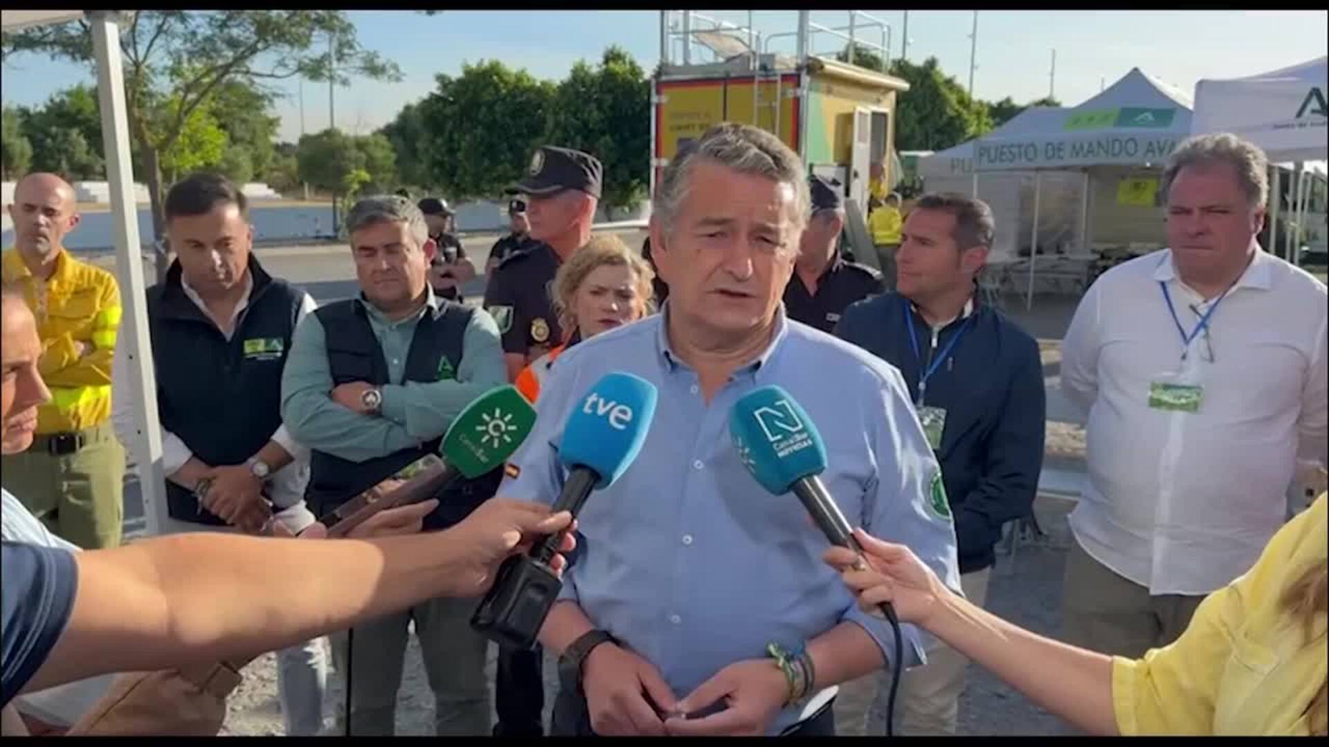 Más de 400 efectivos en el incendio de Castillejos (Huelva) pendientes de un cambio de viento