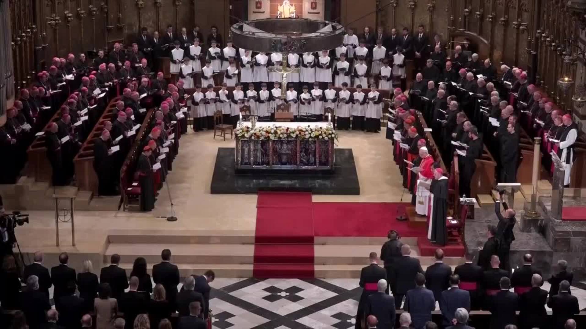 León XIV participa en la oración del Santo Rosario en la Abadía de Montserrat