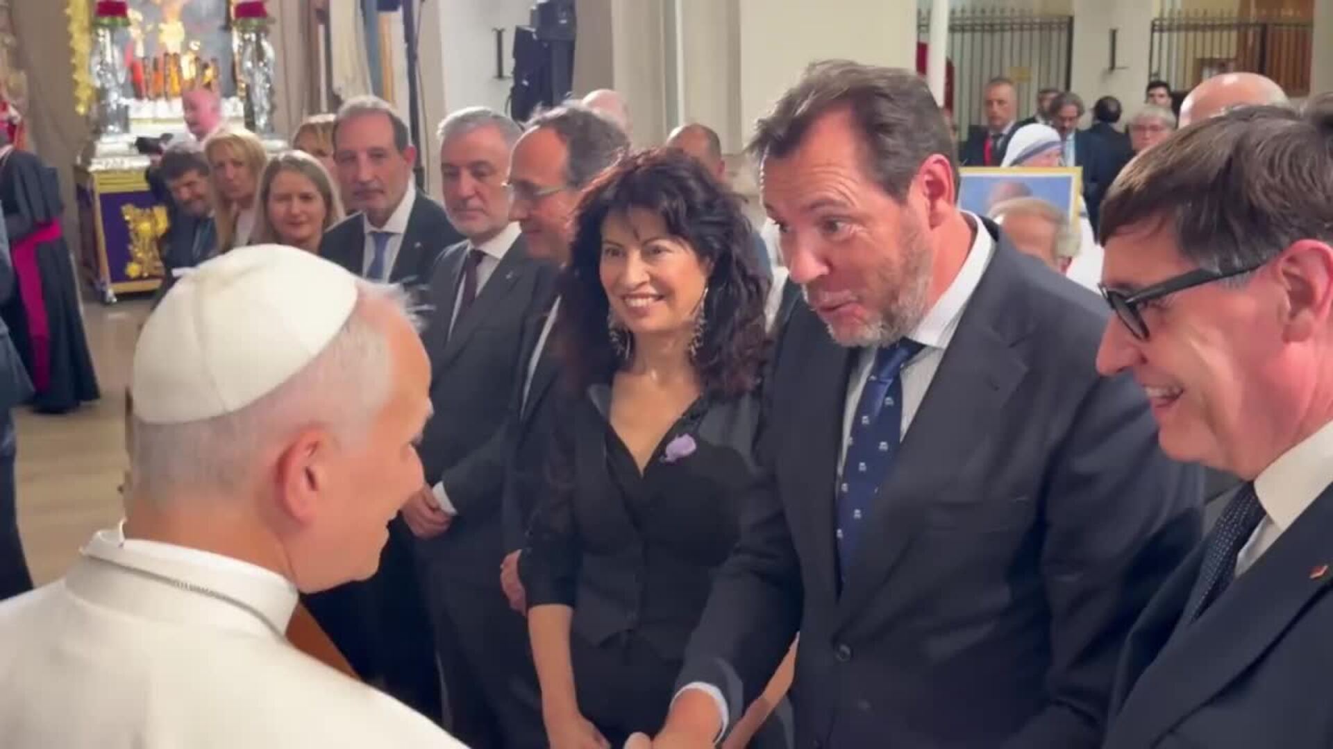 Puente entrega una medalla de la Cofradía del Descendimiento a León XIV
