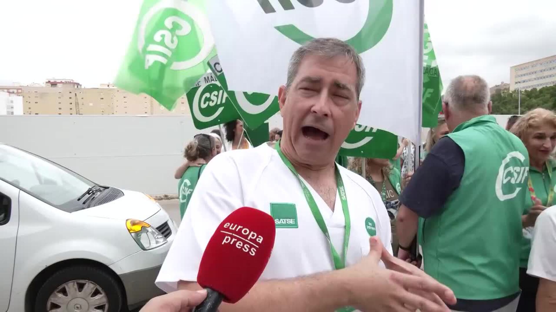 Trabajadores protestan contra "abusivas tarifas" de nuevo aparcamiento de hospital en Málaga