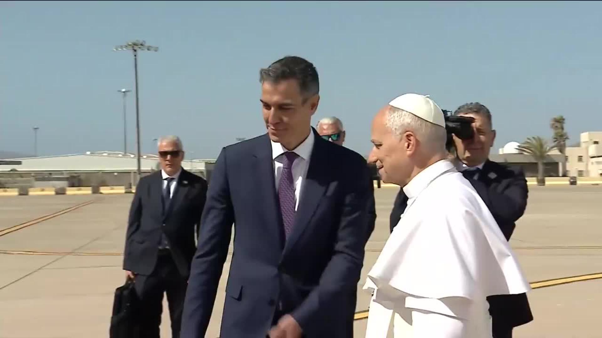Aterriza en Gran Canaria León XIV y es recibido a pie de pista por Sánchez y Clavijo