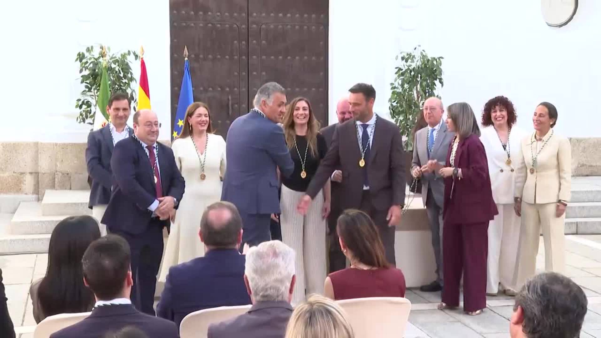 Reconocimiento a extrabajadores de la Asamblea de Extremadura y medallas para los diputados
