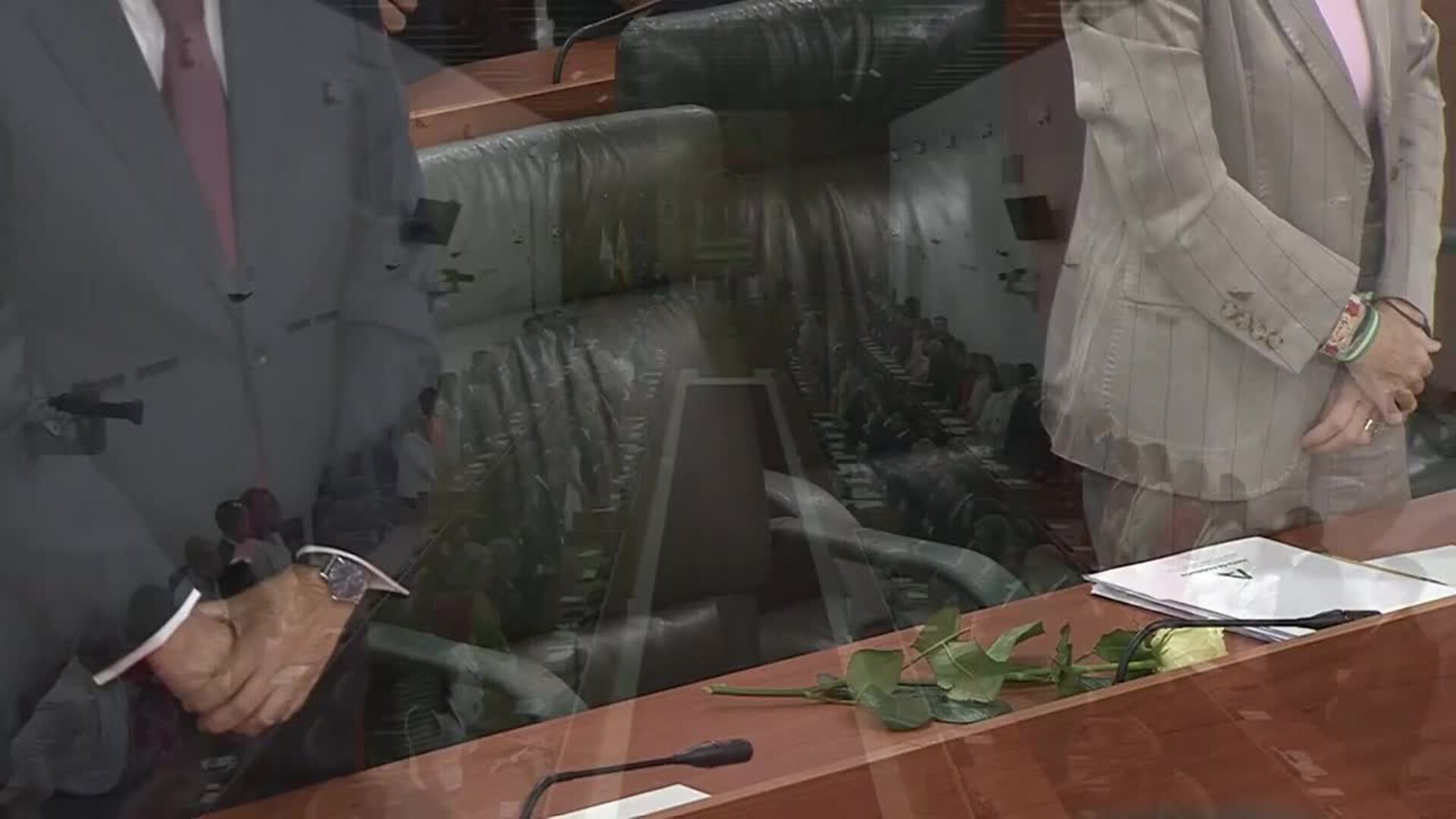 La XIII legislatura del Parlamento andaluz arranca con un homenaje al consejero Villamandos