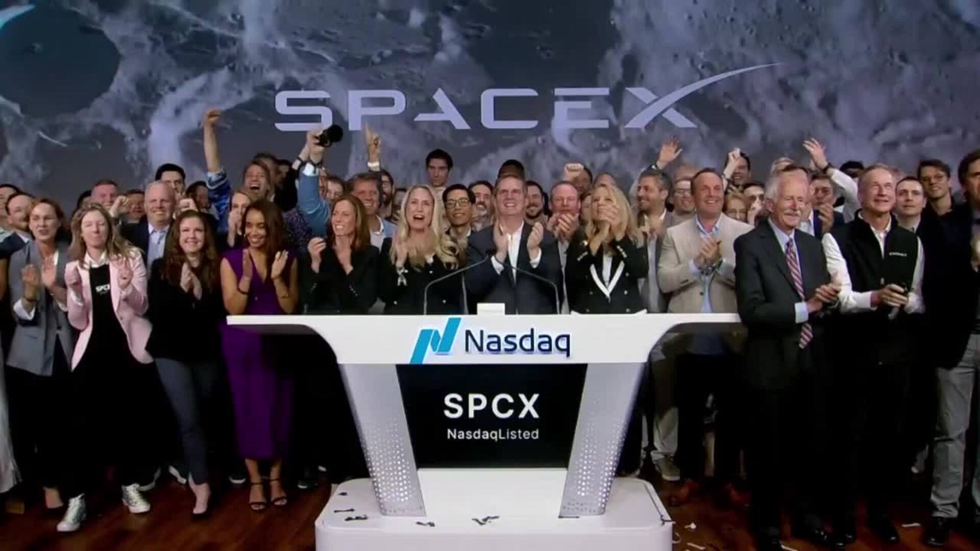 Elon Musk toca la campana del Nasdaq en el histórico debut bursátil de SpaceX