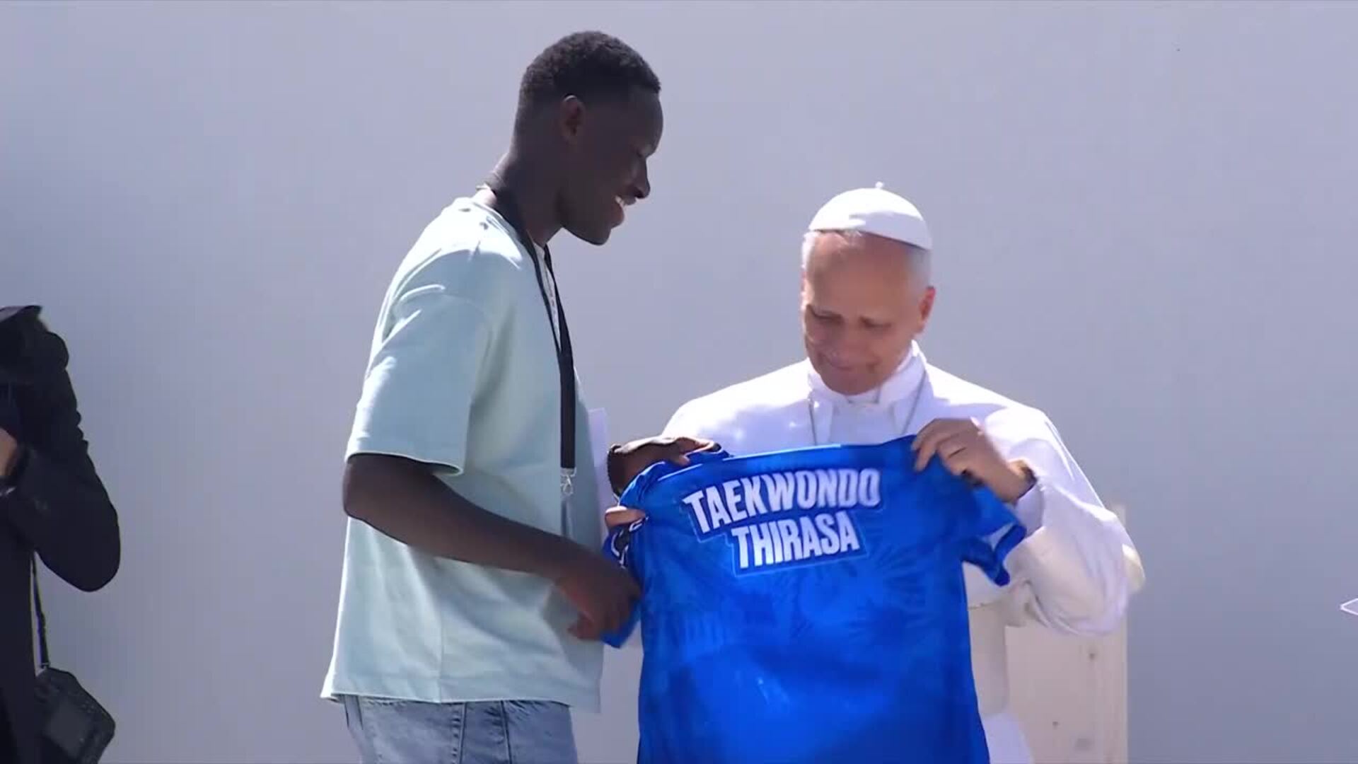 El Papa León XIV se anima con el baile viral 'six-seven' junto a un joven senegalés