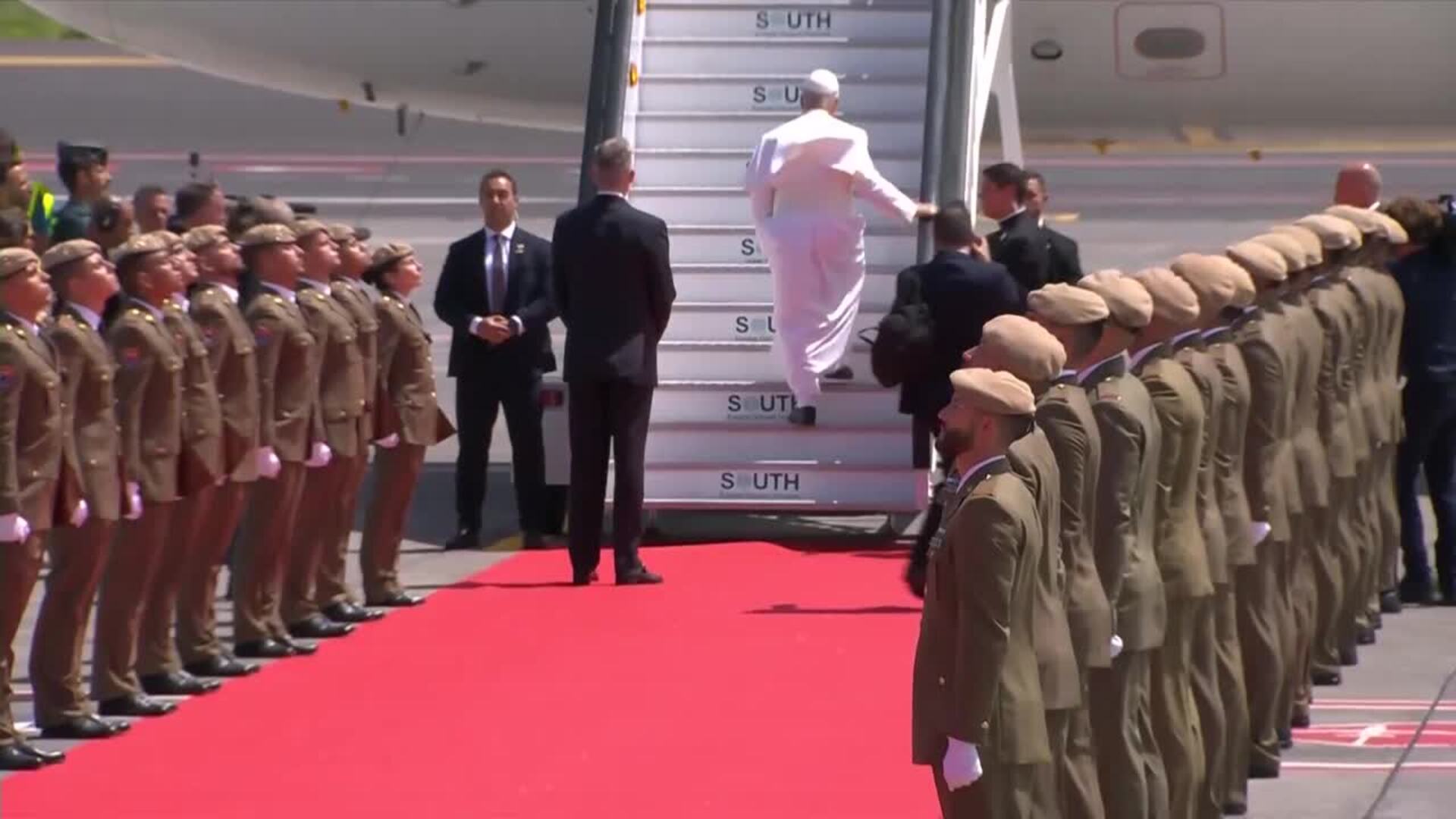 El Papa León XIV, rumbo a Roma después de siete días históricos en España