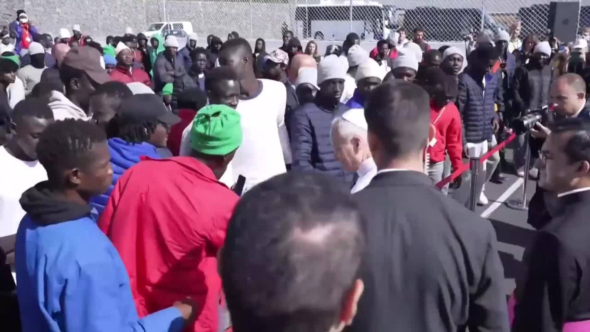 El Papa visita el centro 'Las Raíces de La Laguna' y sostiene a niños migrantes