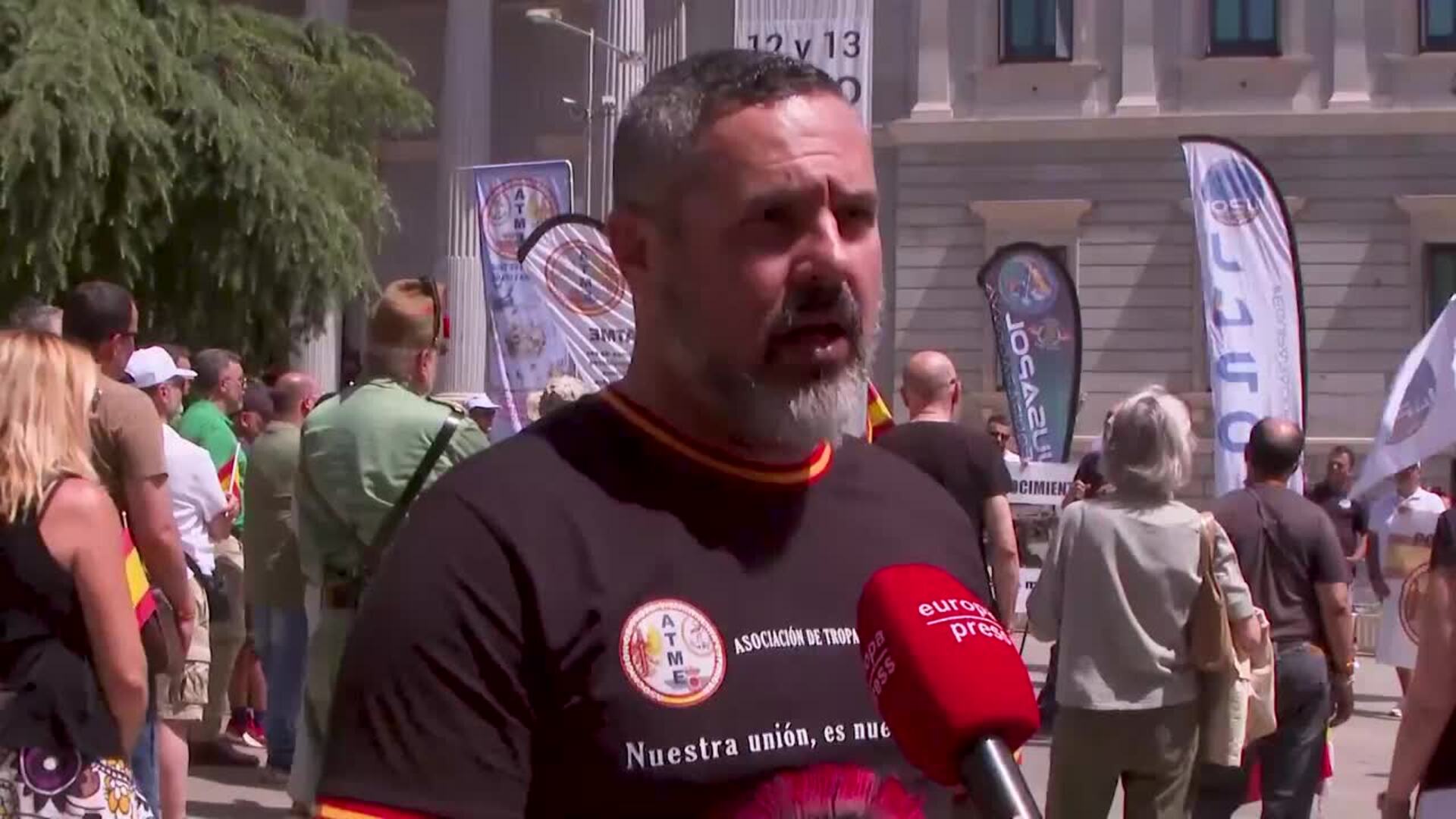 Militares se manifiestan ante el Congreso para pedir subidas de sueldo