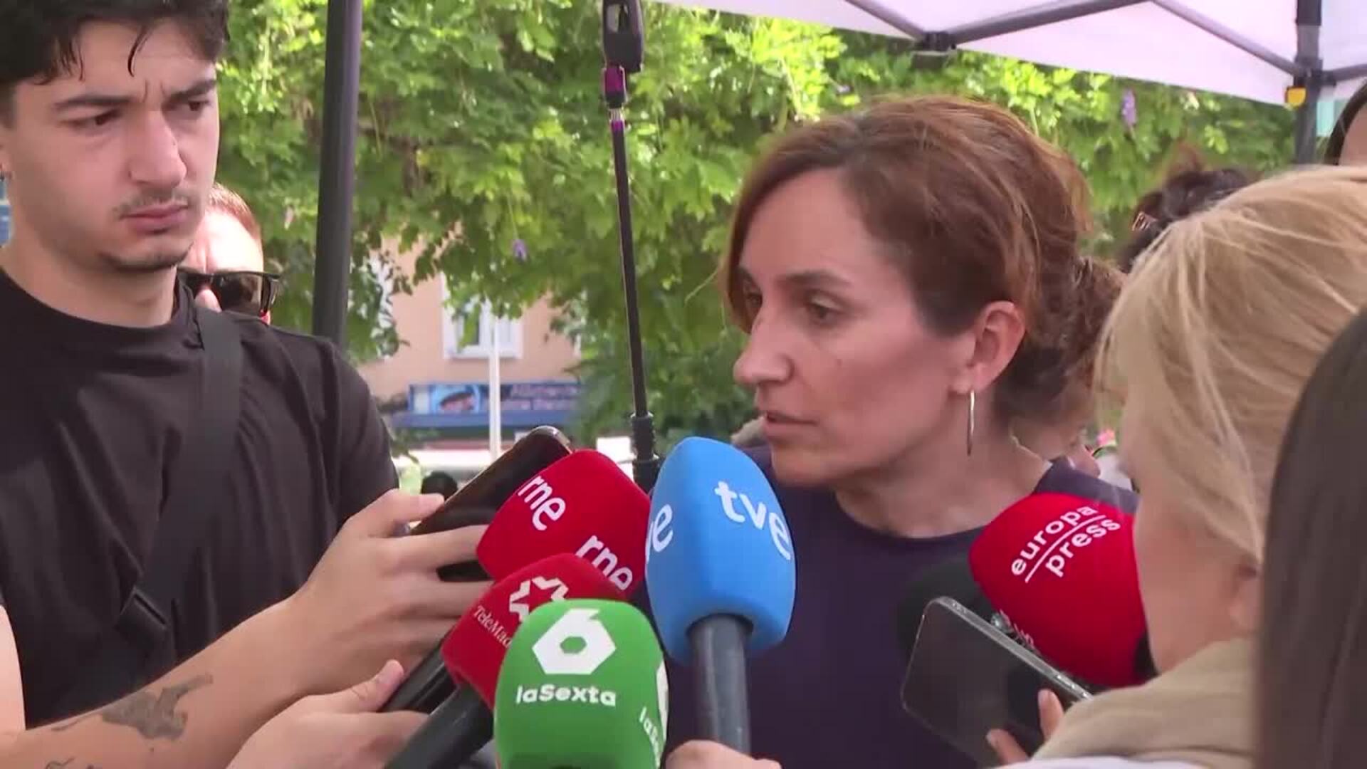 Mónica García acusa a Ayuso de "seguir a Vox" al excluir a no empadronados del abono transporte