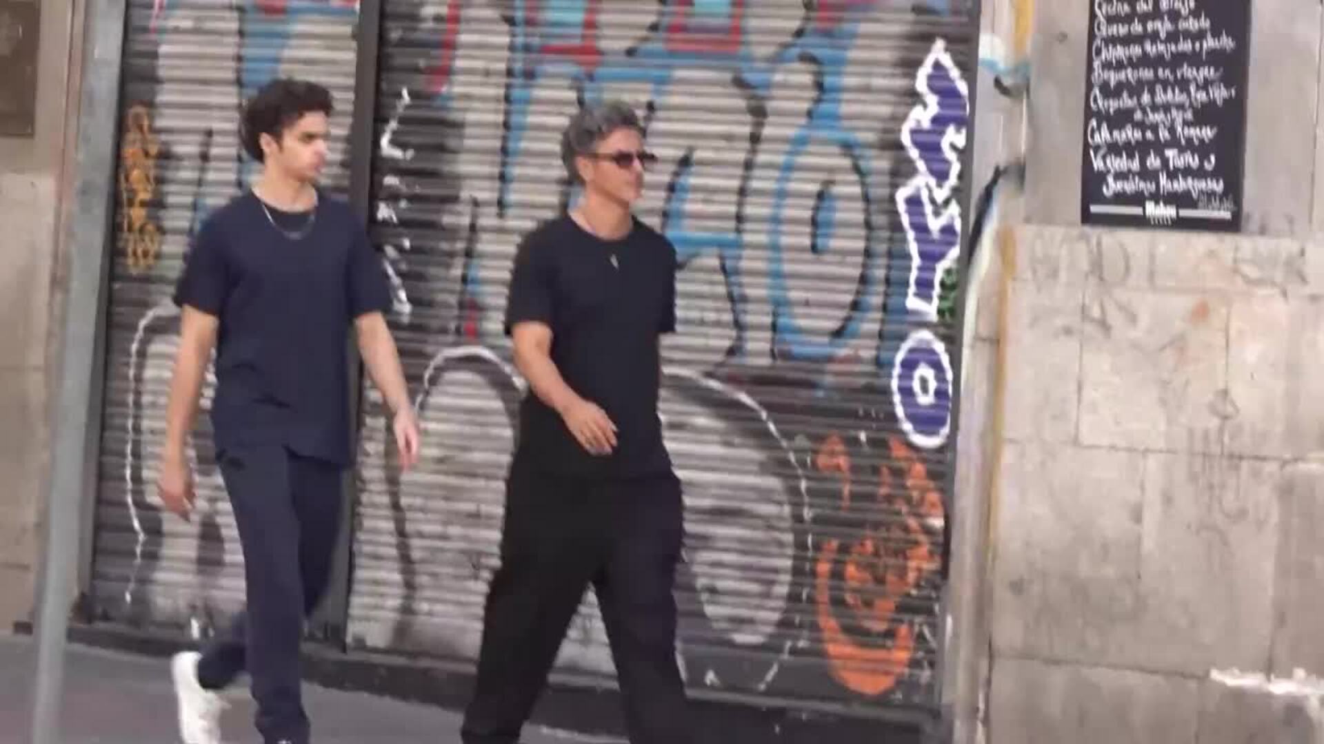 Orson Salazar, relajado y serio por Madrid junto a su hijo tras su separación de Paz Vega